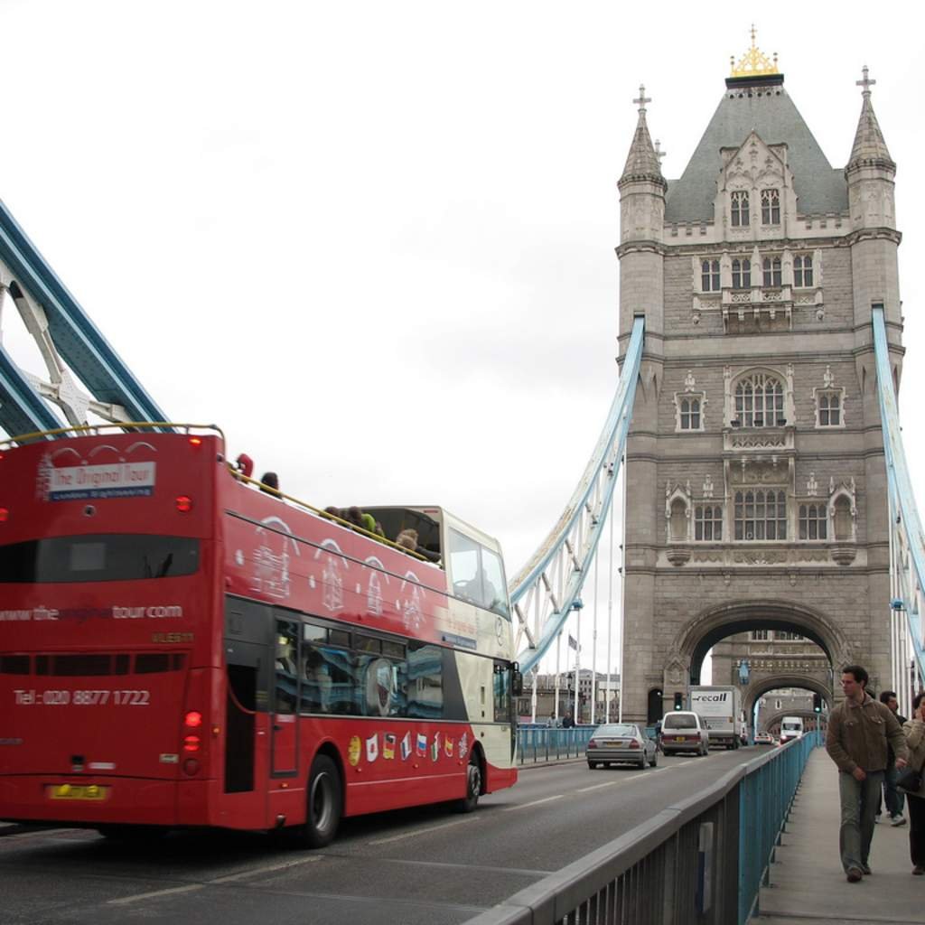 Лондон white. Лондон автобус Тауэрский мост. Экскурсионный автобус Лондон. Лондон мост Тауэр с автобусом. Обзорная автобусная экскурсия по Лондону.