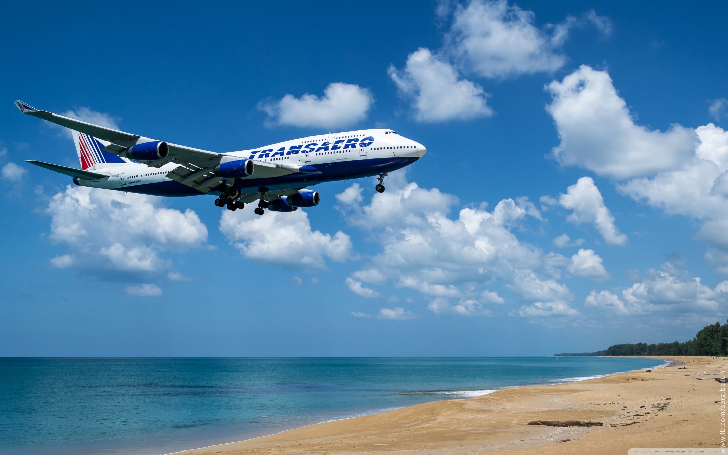 Таиланд самолет. Самолет над морем. Самолет на берегу моря. Самолет летит над морем. Лето самолет.