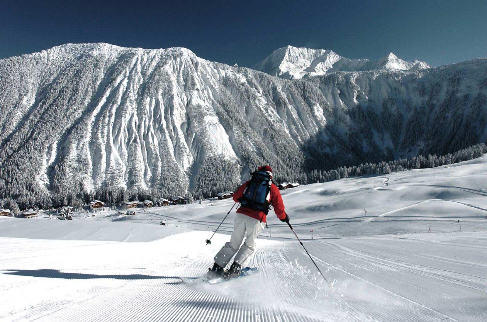 Skiing where. Куршевель Альпы Франция. Горнолыжка Куршавель. Горнолыжный спуск Куршавель. Швейцария Куршевель горнолыжный курорт.