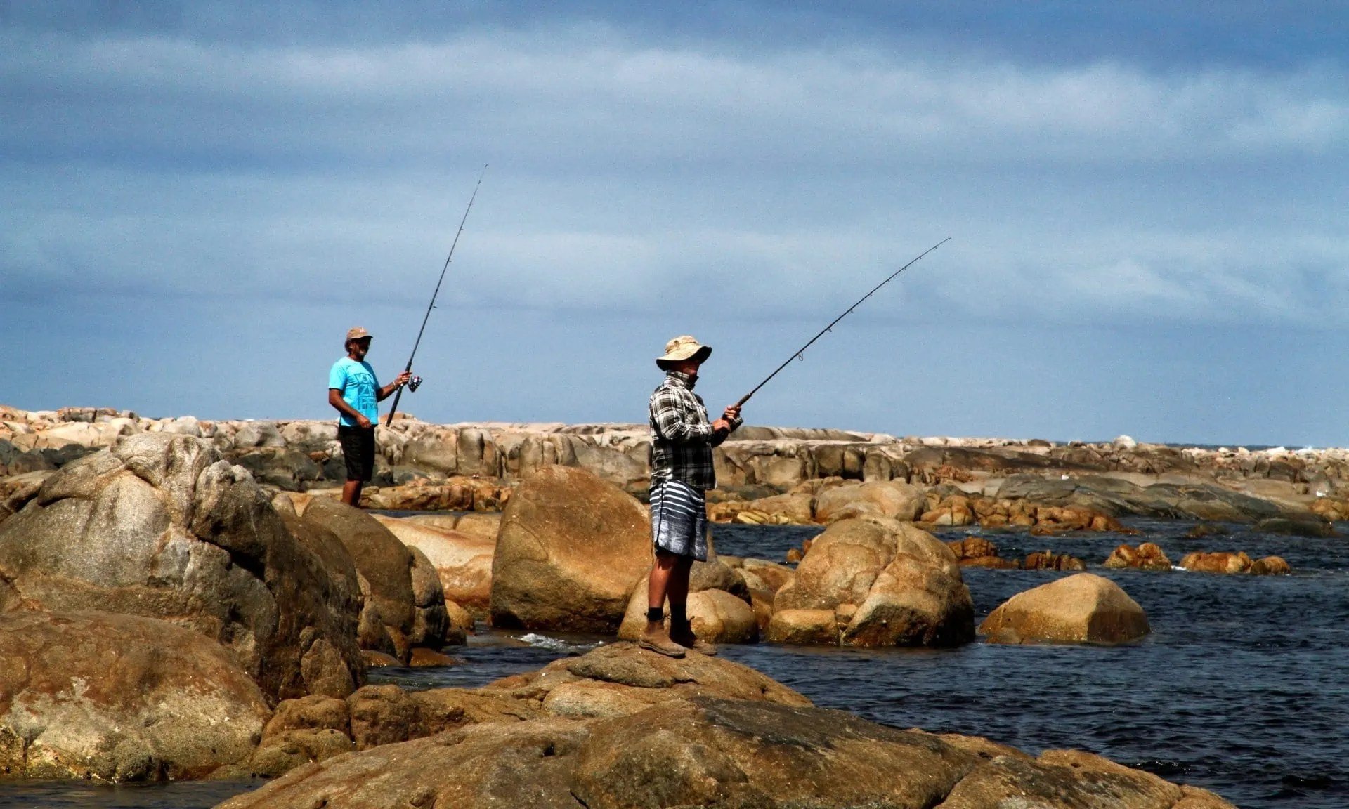 Можно ли рыбачить с берега. Рыбалка на море с берега. Рыбалка и туризм. Рыболовный туризм в США. Рыбалка в море фото.