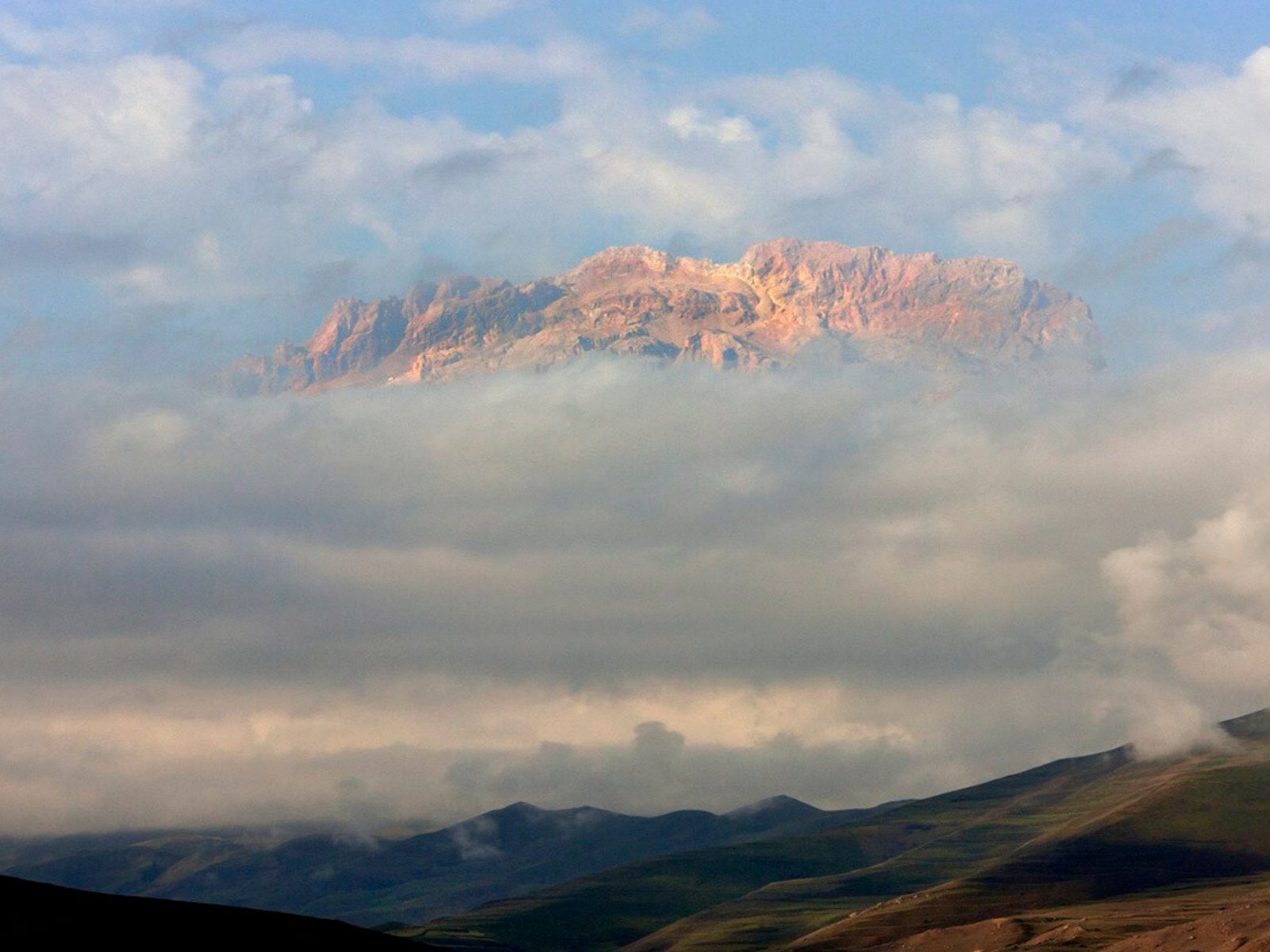 Шалбуздаг высота. Шалбуздаг Священная гора. Гора Шалбуздаг святилище Сулеймана. Достопримечательности Дагестана гора Шалбуздаг. Высота горы Шалбуздаг.