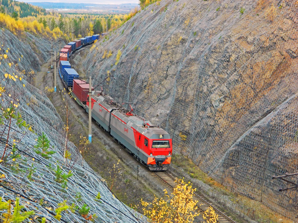 Товарный поезд был в пути 10. Уральские горы Южно Уральская железная дорога. 2эс10 гранит. Свердловская железная дорога 2эс10. 2эс10 электровоз.