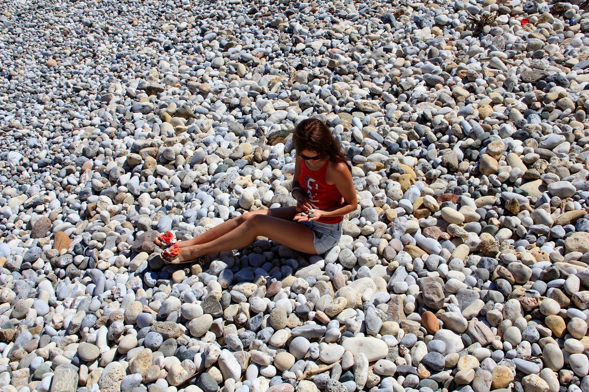 Фото дикий пляж девочке. Витязево пляж галька. Каменистый пляж в Анапе. Анапа каменный берег. Анапа галечно-песочный пляж.