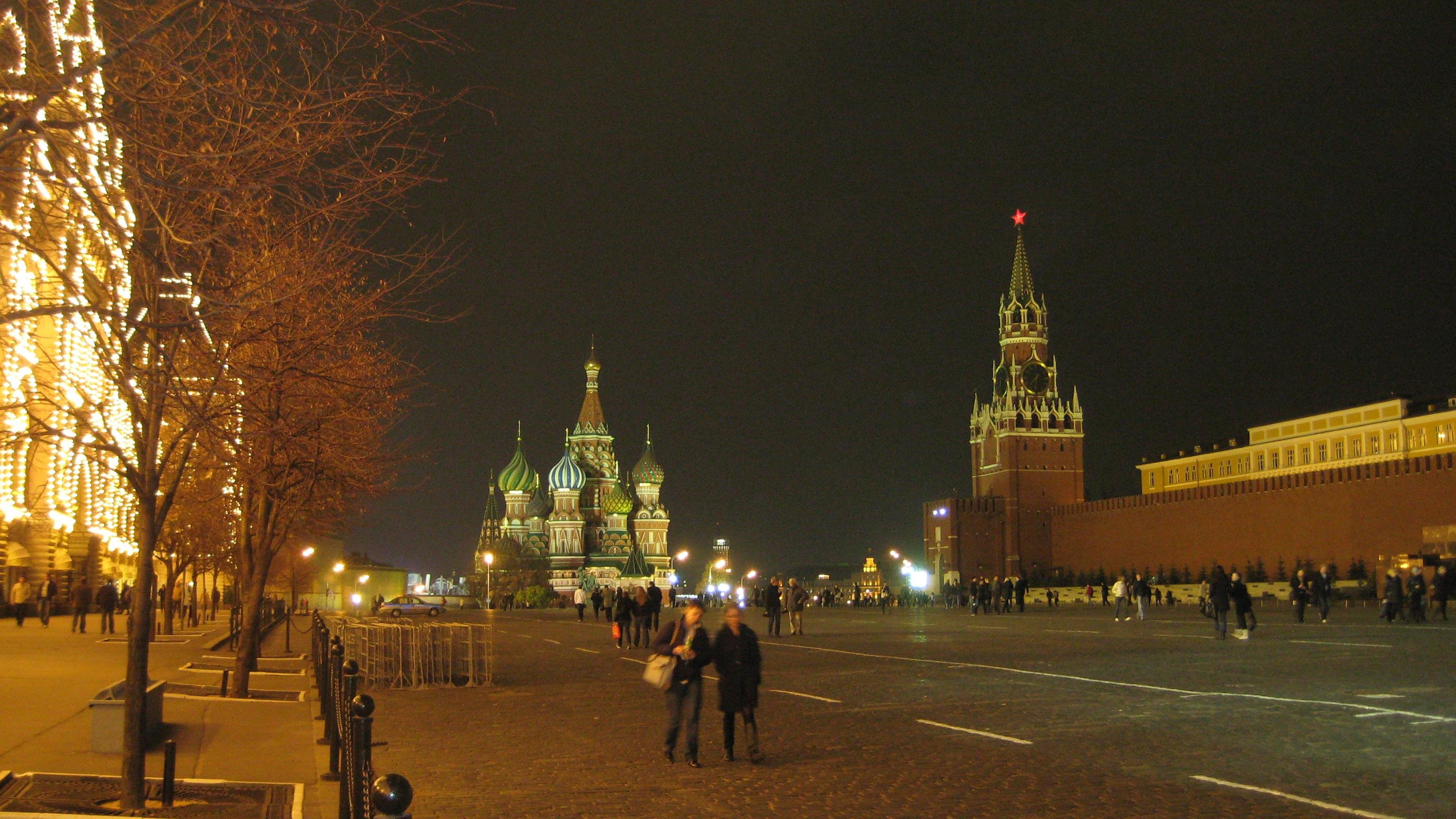 5 часов вечера сегодня. Ночная Москва. Красная площадь. Кремль вечером.