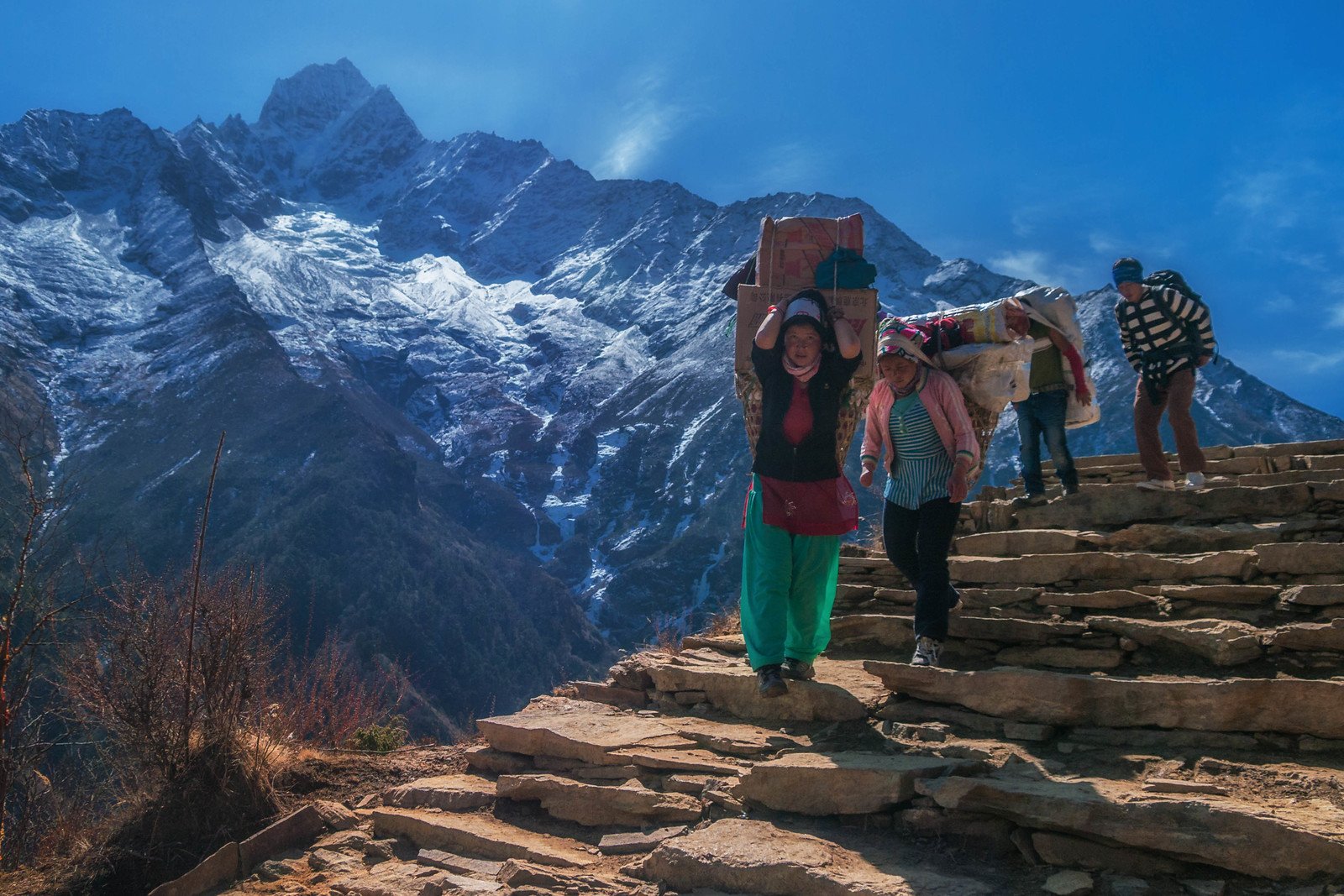 Гималаи люди. Гималаи Эверест базовый лагерь. Непал шерпы. Гималайские шерпы. Шерп Джомолунгма.