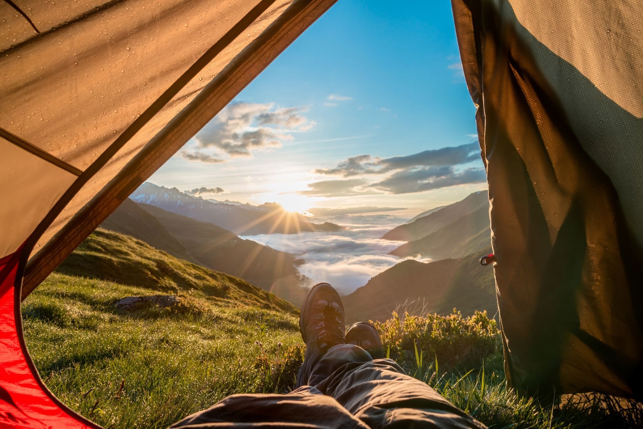 Sun camping. Красивый вид из палатки. Утро в горах. Вид из палатки на горы. Палатка в горах.