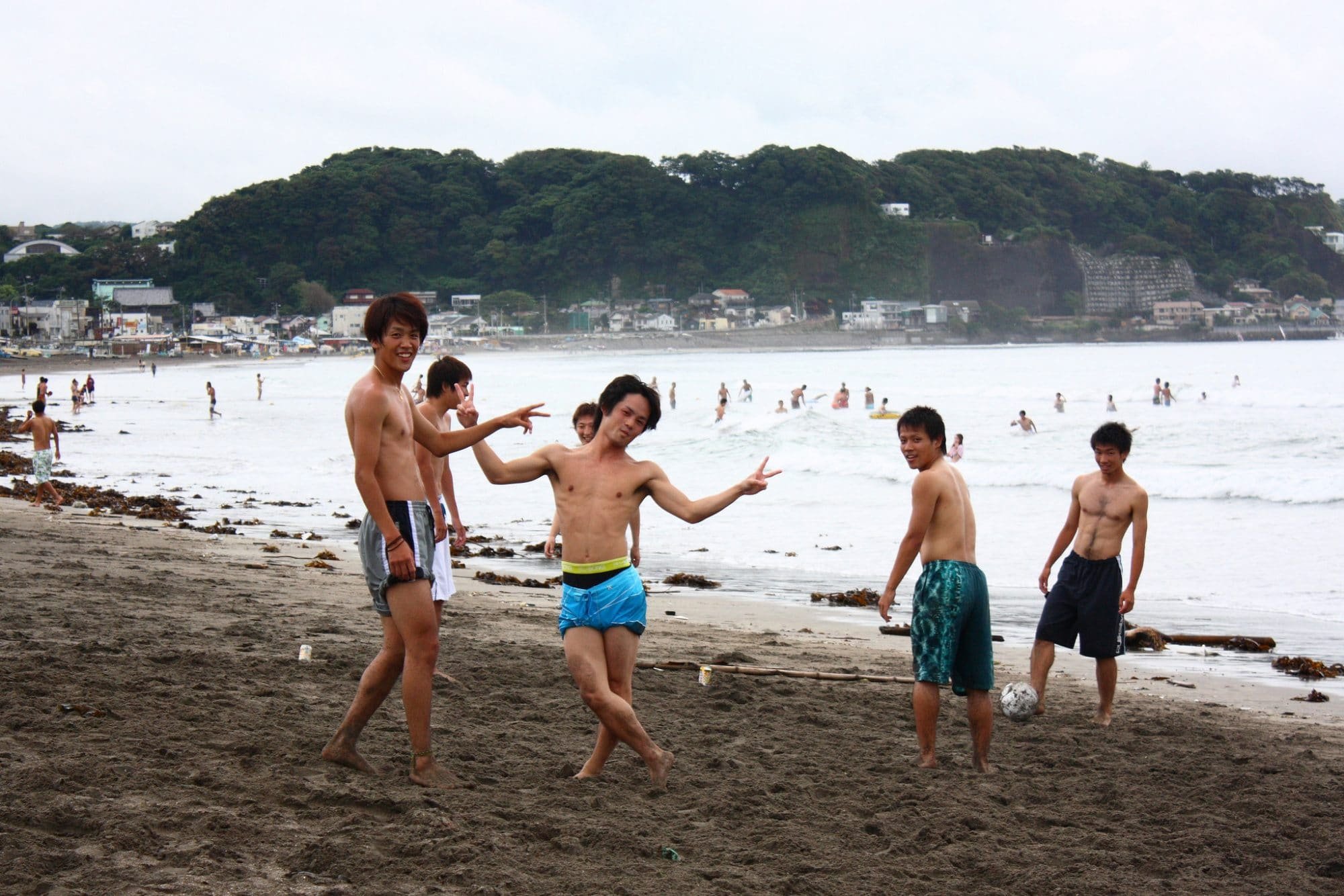 Отдых на японском море. Камакура Япония пляж. Пляж сёнан Япония. Японцы на пляже. Японские пляжи с людьми.