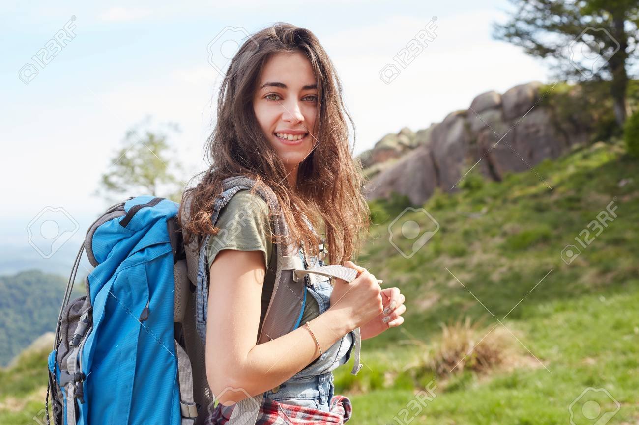 Путешествующее лицо. Девушка путешествует с рюкзаком. Девушка путешественница. Путешественница с рюкзаком. Девушка путешественница с рюкзаком.
