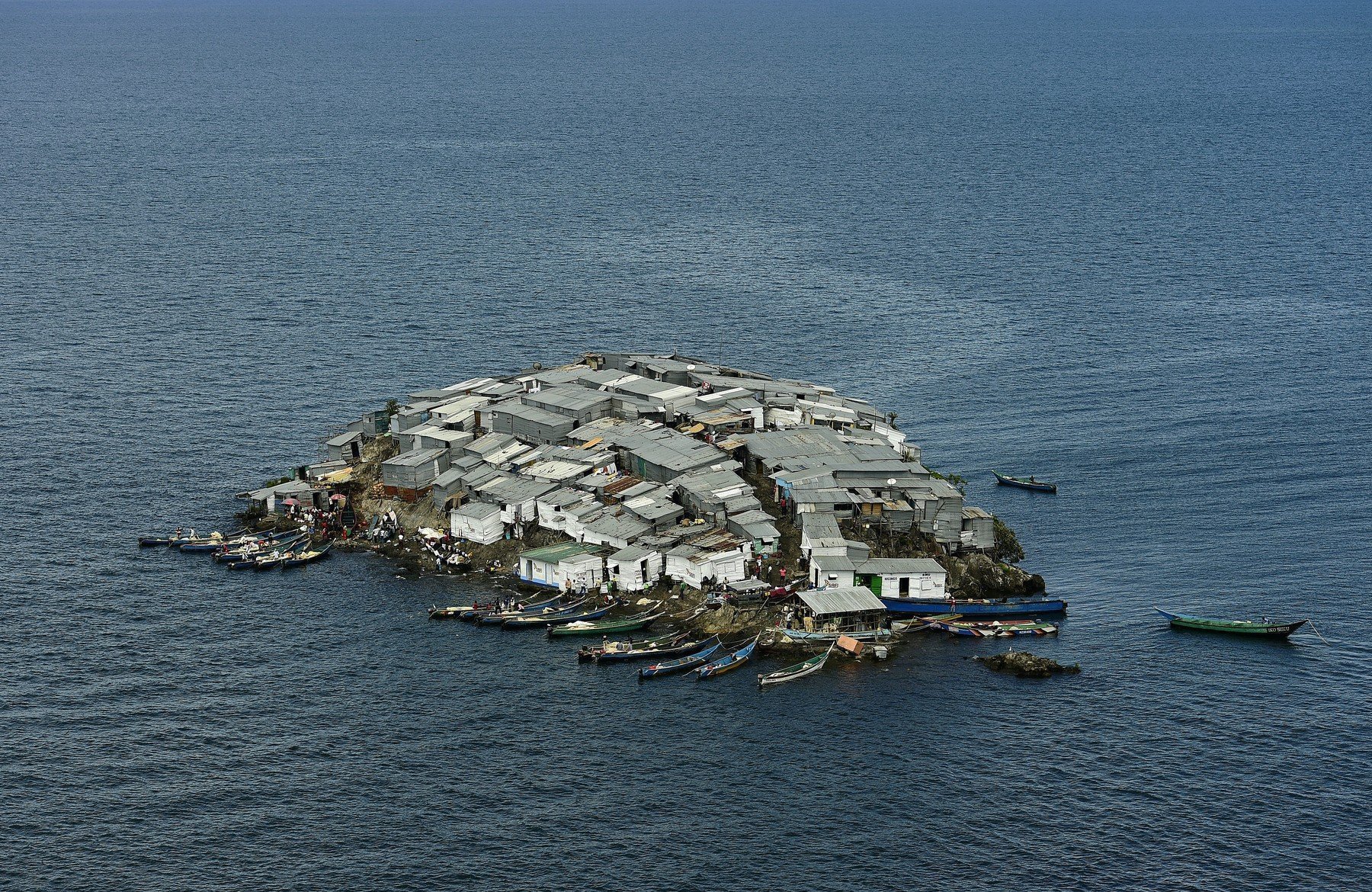 Сколько человек живет на островах
