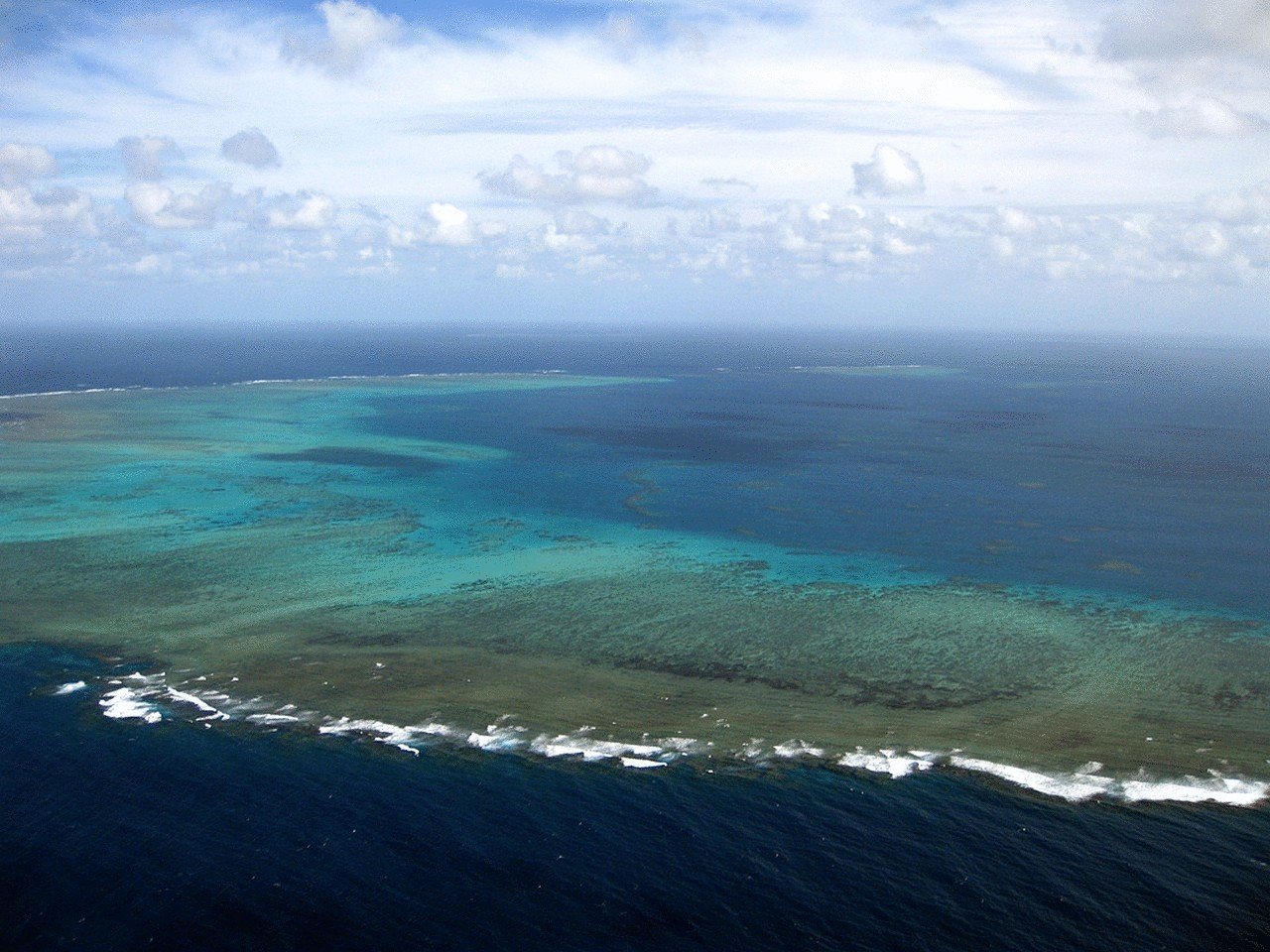 Какие острова у берегов австралии. Большой Барьерный риф. Барьерный риф новой Каледонии. Самый большой остров у берегов Австралии. Большой риф в Австралии остров пляж домики.