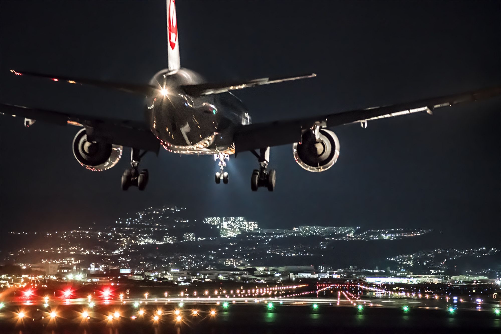 Фото самолетов летающие. Боинг 777 ночью. Самолет ночью. Самолет взлетает. Самолет над ночным городом.