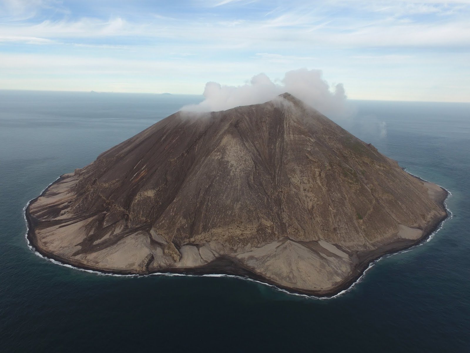 Вулканический остров в тихом океане. Вулкан Райкоке Курилы. Вулкан Креницына извержение. Расшуа (вулкан). Курильские острова извержение вулкана.