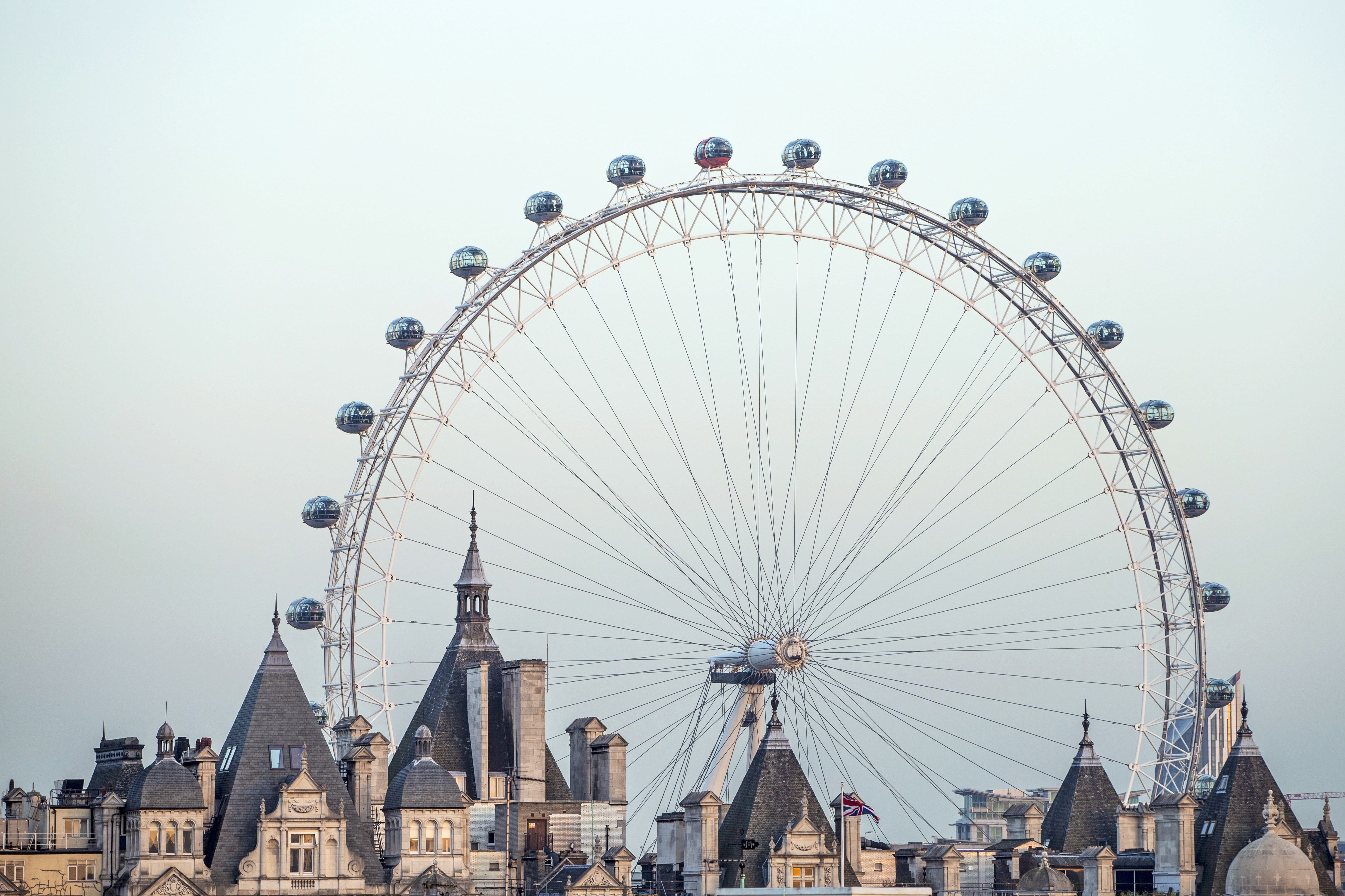 One of the london s. Лондонский глаз достопримечательности Лондона. Великобритания колесо обозрения London Eye. Достопримечательности Великобритании Лондонский глаз. «Лондонский глаз» (London Eye) или колесо обозрения.