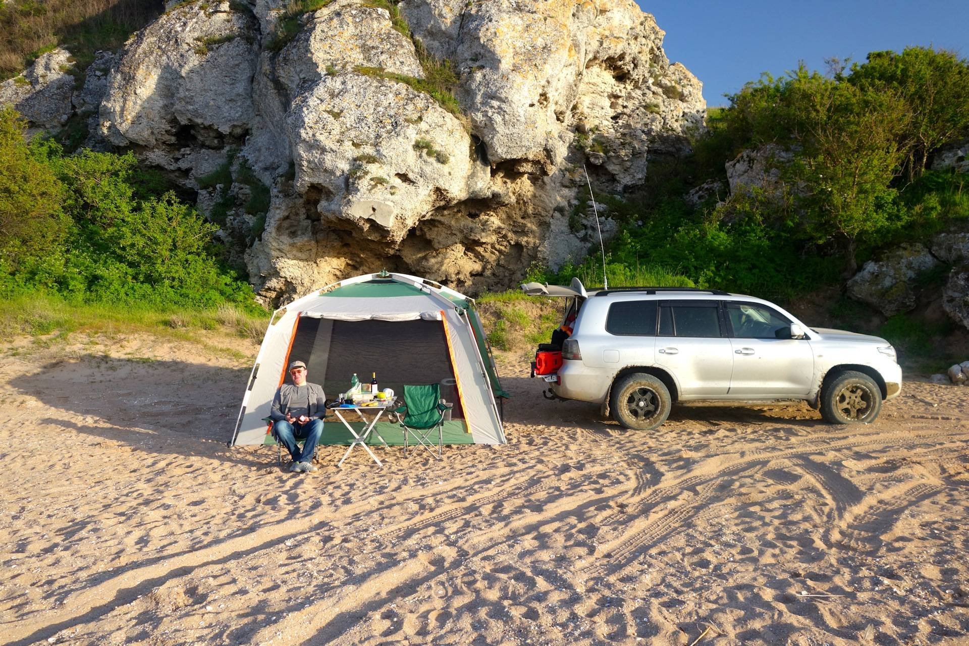Куда поехать на машине на море. Ялта дикий пляж кемпинг. Кемпинг на море. В Крым с палаткой. Пляж с палатками в Крыму.