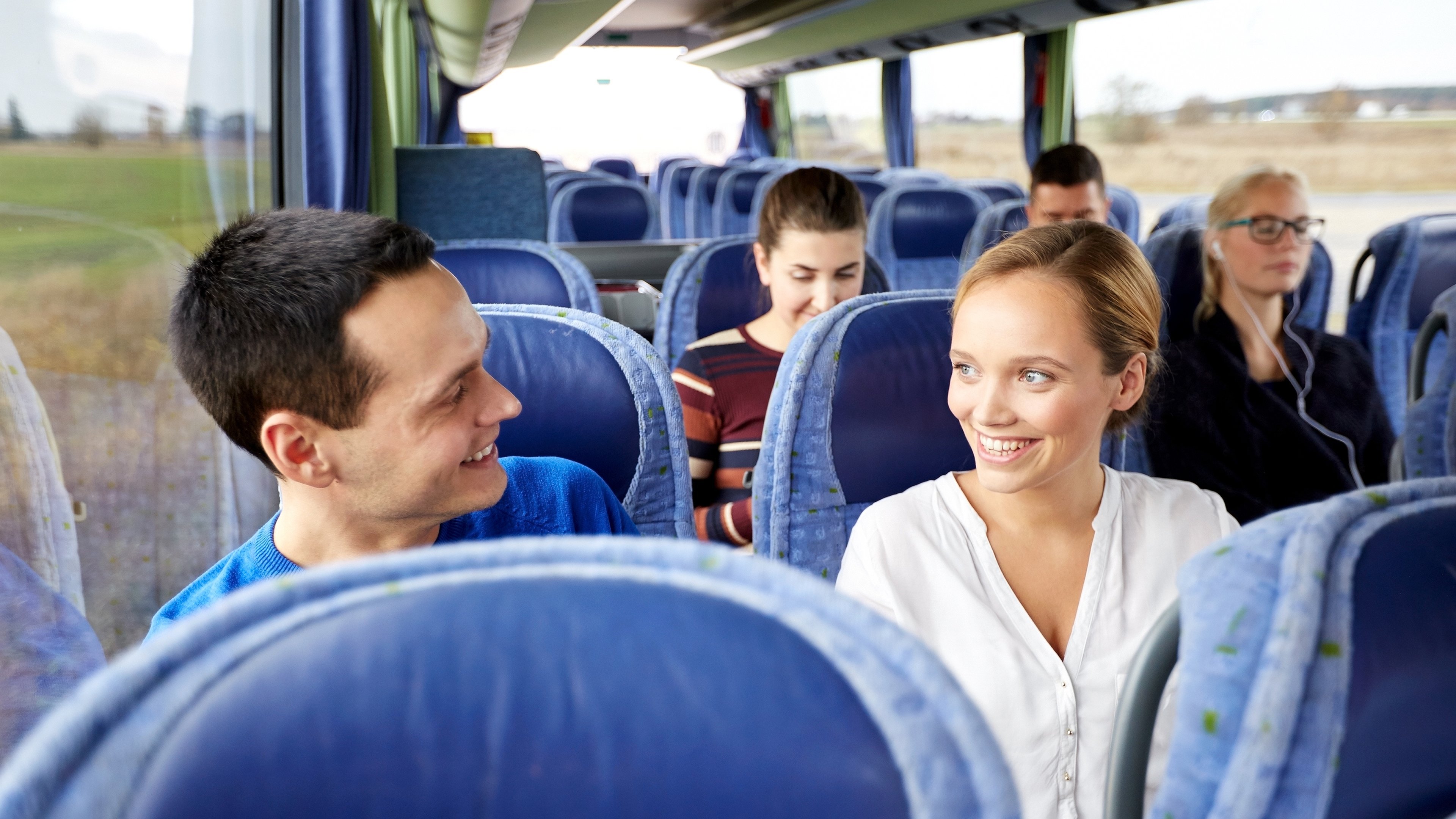 Можно ли брать пассажиров во время поездки. Пассажиры общественного транспорта. Радостные пассажиры автобуса. Счастливые люди в автобусе. Пассажирка в автобусе.