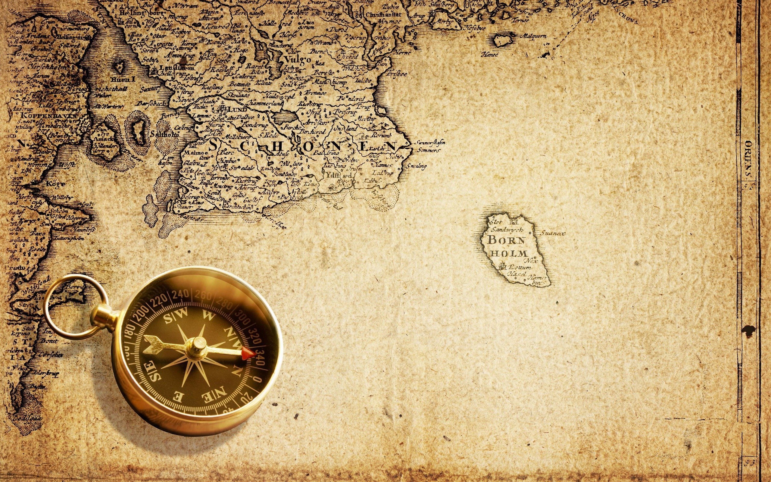 Карта лежит на столе. Старая карта. Карта фон. Фон география. Старинная карта с компасом.