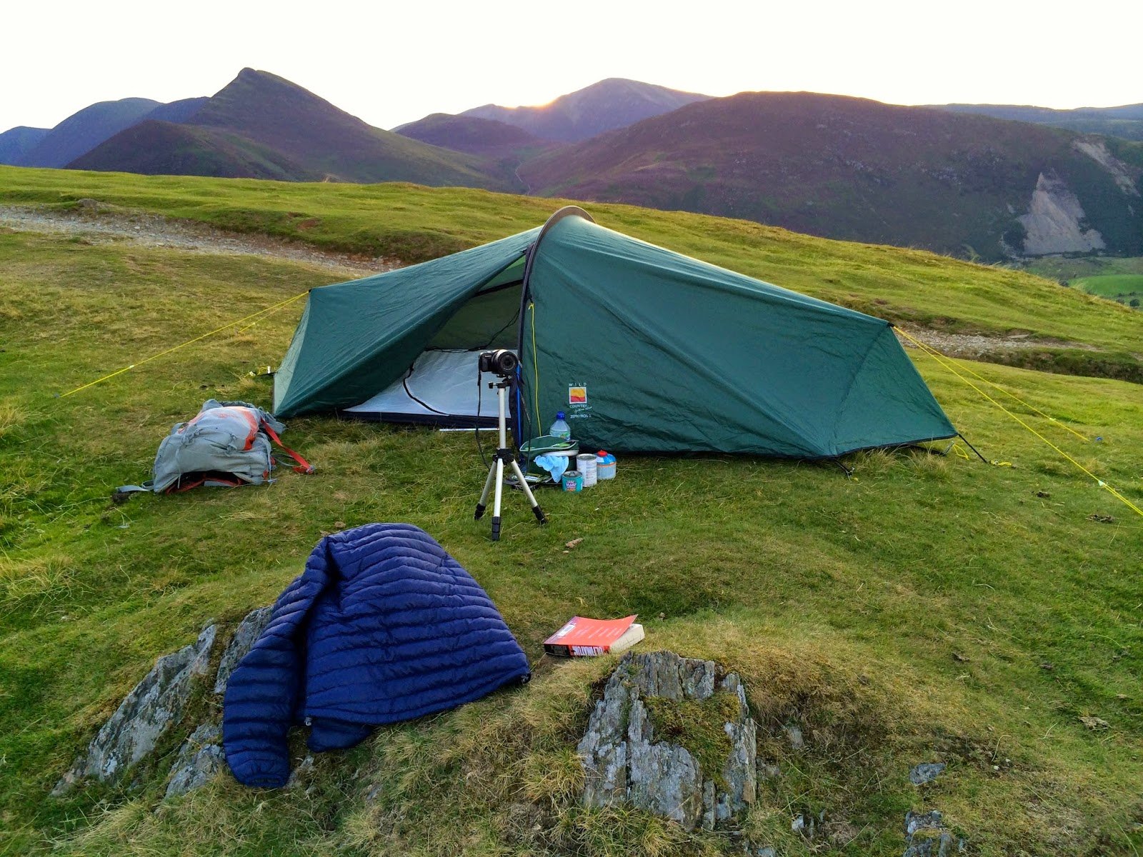 Как выбрать палатку туристическую. Большой Тхач палатка. Поход с палатками. Палатка в горах. Норвежская палатка.