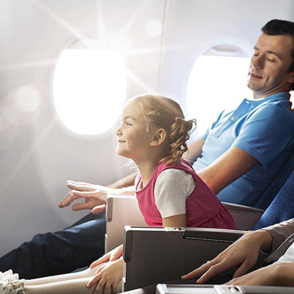 Поездки на самолете россии. Путешествие на самолете для детей. Ребенок пассажир. Пассажиры с детьми в самолете. Самолет с пассажиром.
