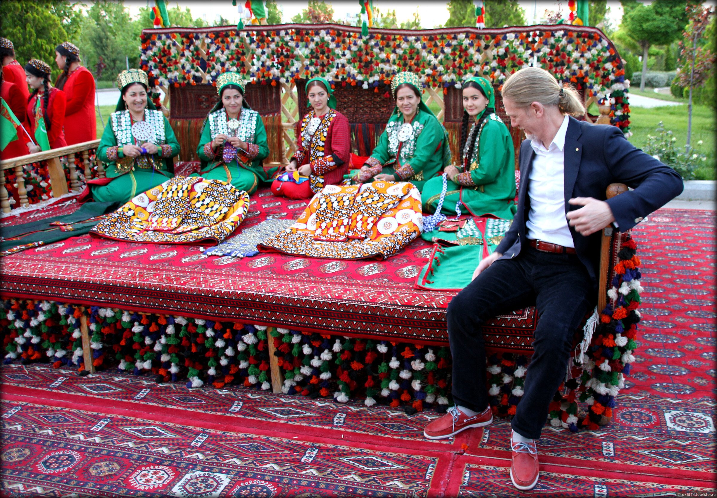 Погода в гостеприимном. Туркменистан Туркмен туркменка. Гостеприимство туркменов. Туркменская свадьба Ашгабат. Сумалак Туркмения.