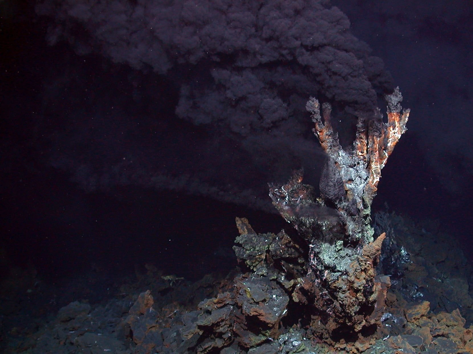 Гидротермальные источники черные курильщики. Глубоководные гидротермальные источники. Чёрные курильщики на дне океанов. Черные курильщики». Гидротермальные источники в океане..