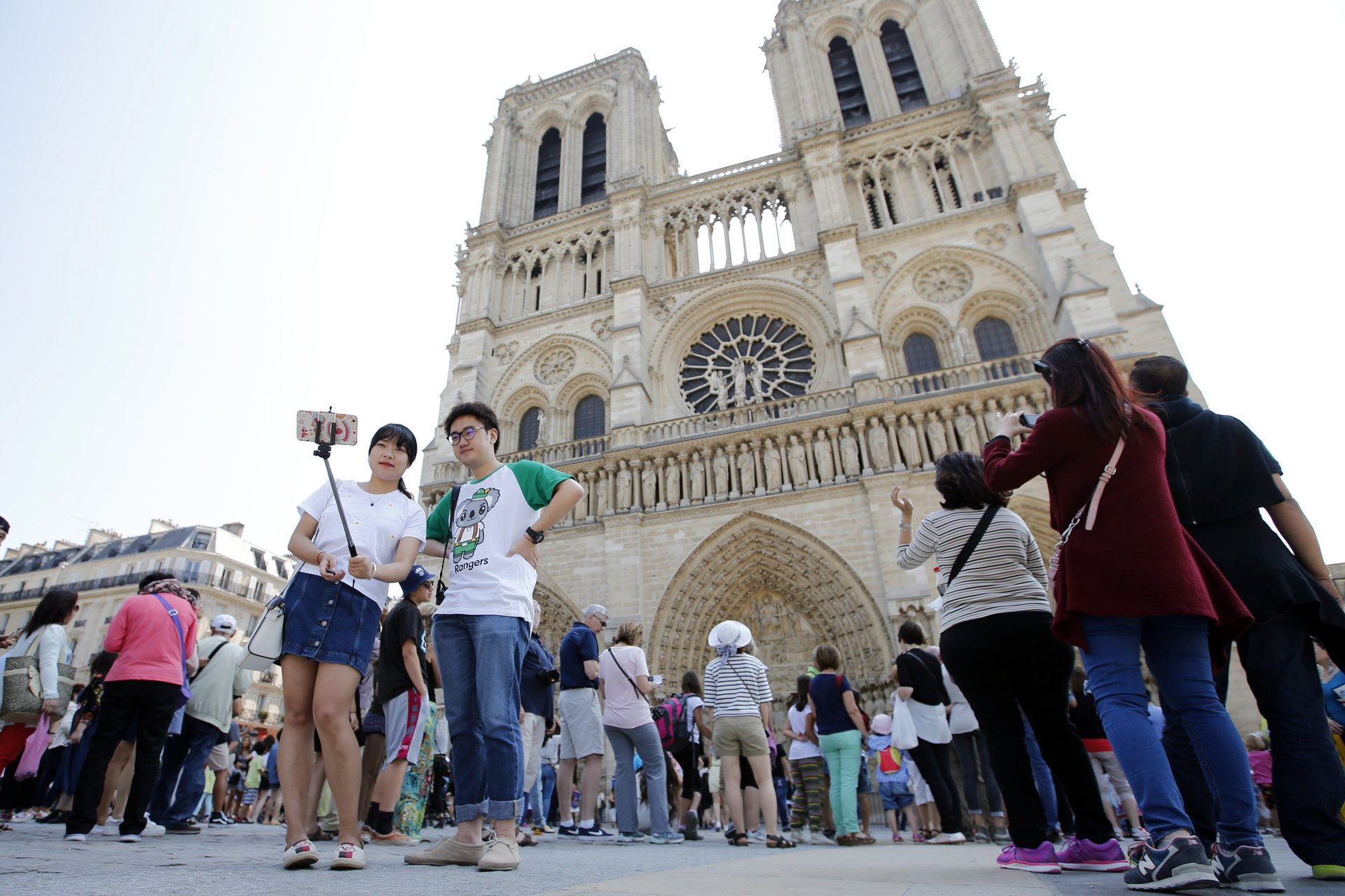 Франция 1 июня. Туризм во Франции. Туристы во Франции. Туристы в Париже. Экскурсионный туризм во Франции.