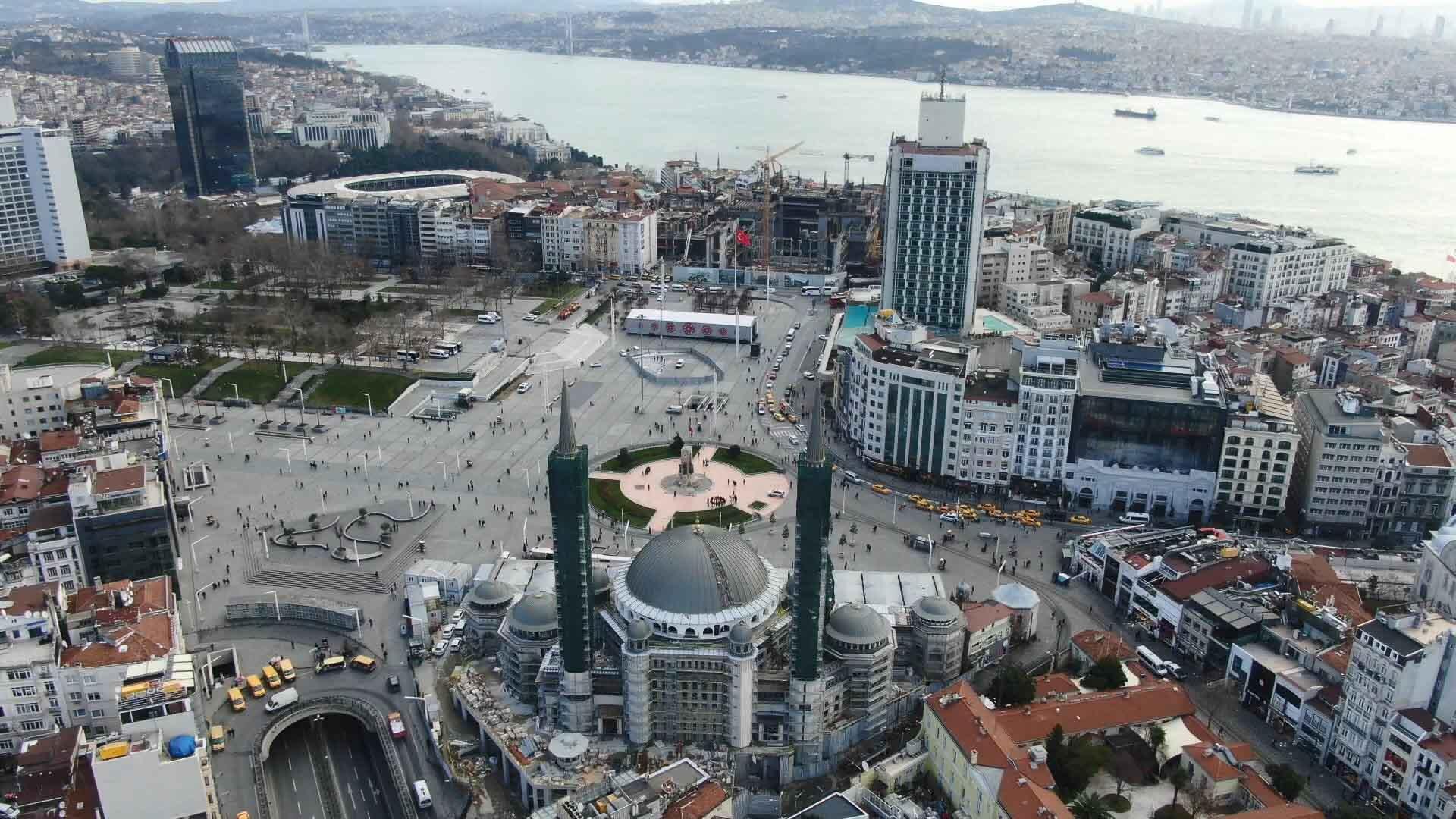 Таксимо район стамбула. Площадь Таксим в Стамбуле. Центральная площадь Стамбула Таксим. Мечеть на площади Таксим. Таксим Стамбул Майдани.