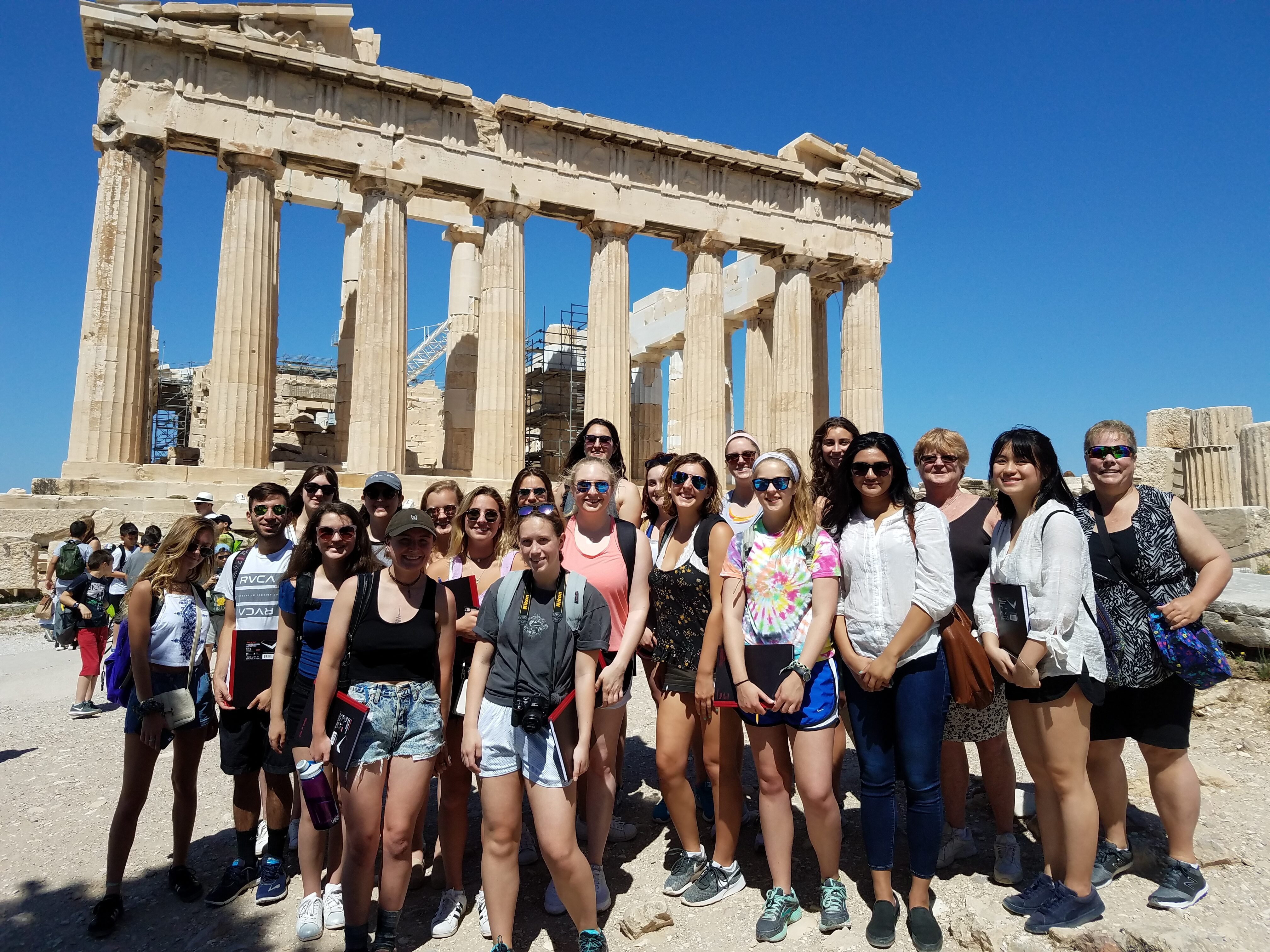Свободное население греции. Афины Греция. Греция Афины Пеласгикон. Греция люди. Женщины Греции.