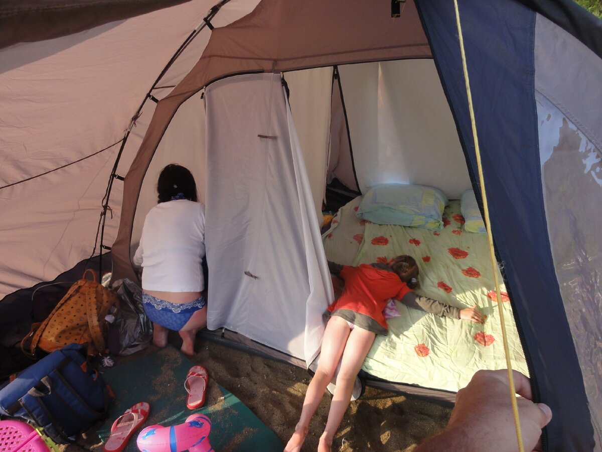 В 3 палатках жили. Фотосессия в палатке. Жить в палатке. Вдвоем в палатке. Семья в палатке.