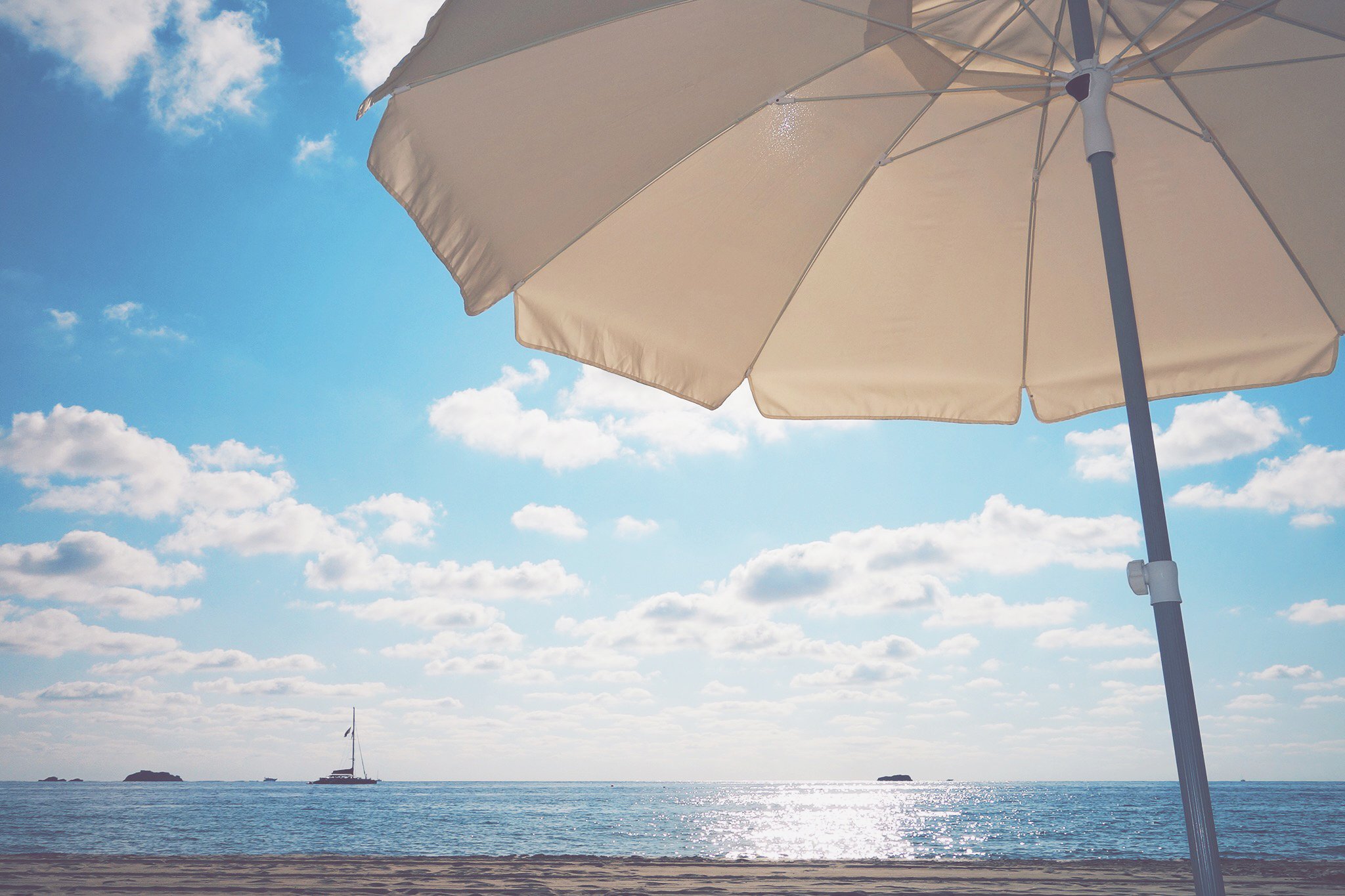 Морской зонтик. Зонтик на пляже. Зонт для пляжа. Белый зонт.