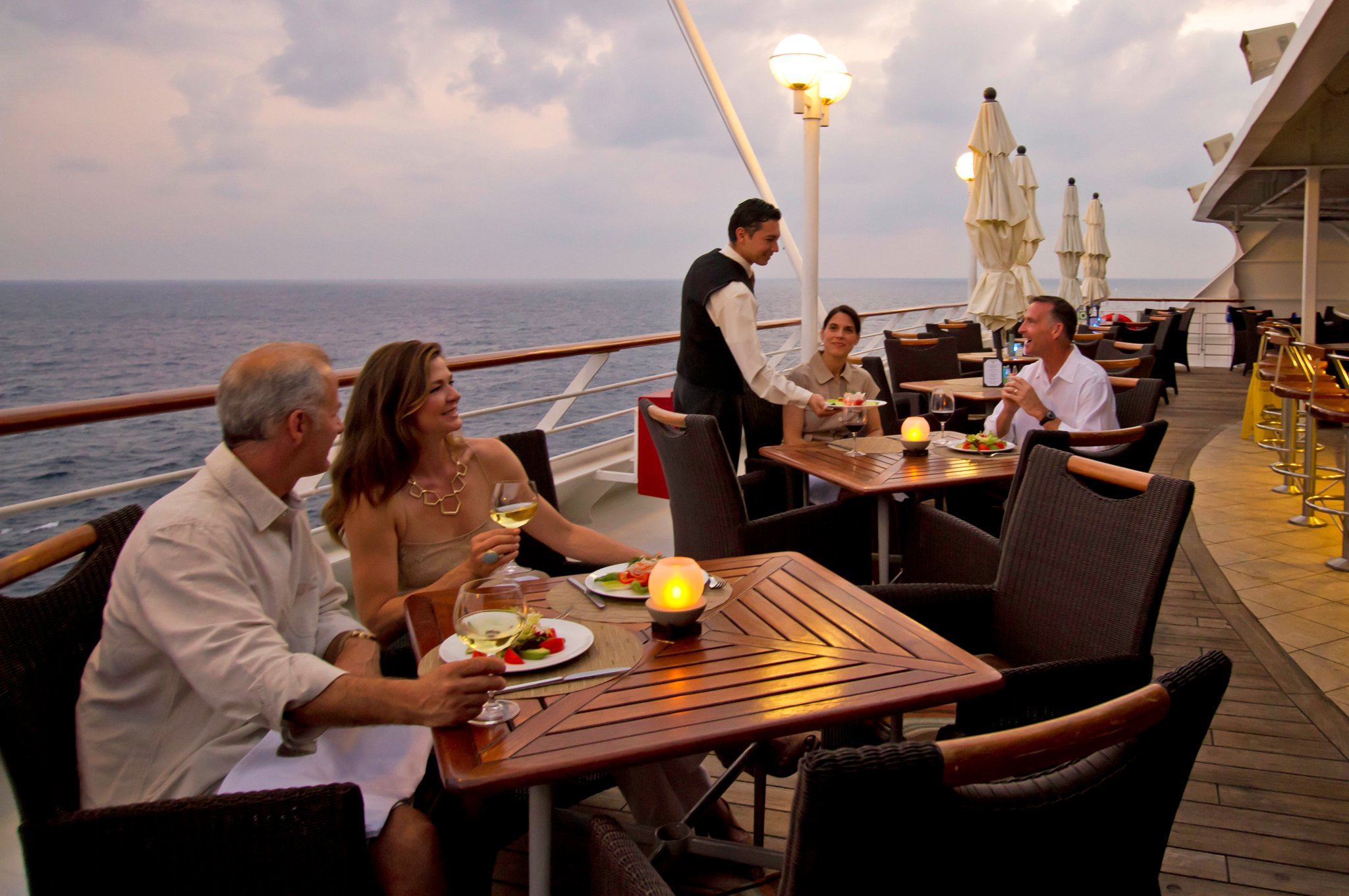 На палубе вечером. Ужин на круизном лайнере. Обед на корабле. Ресторан корабль. Ресторан на лайнере.