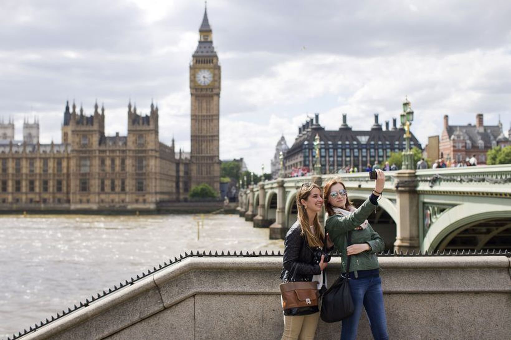 Двое в лондоне. Туристы в Лондоне. Лондон люди. Туризм в Великобритании. Путешествие по Великобритании.