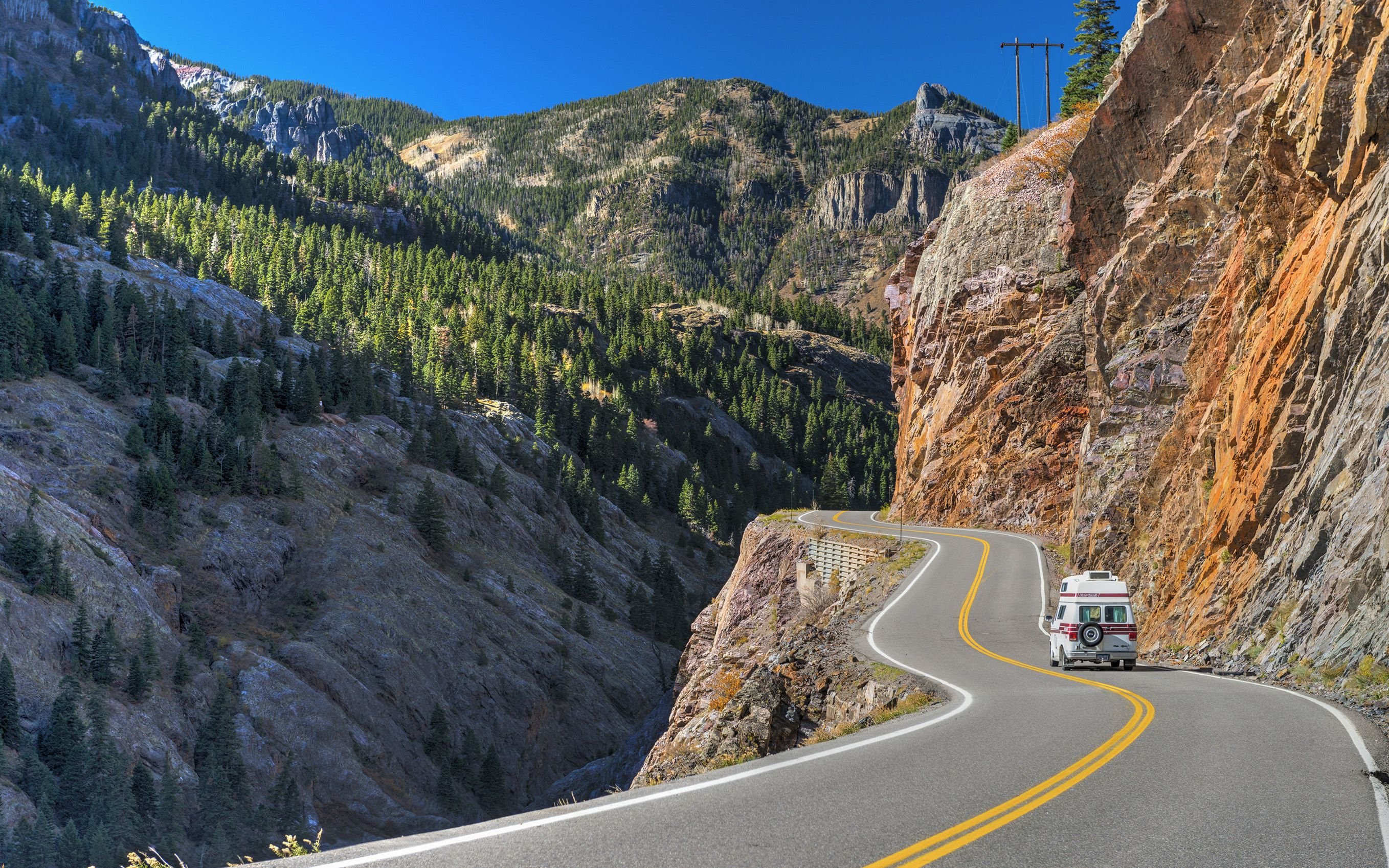 Красивая дорога видео. Горы США Колорадо серпантин. Хайвей США. Горные дороги. Красивые дороги.
