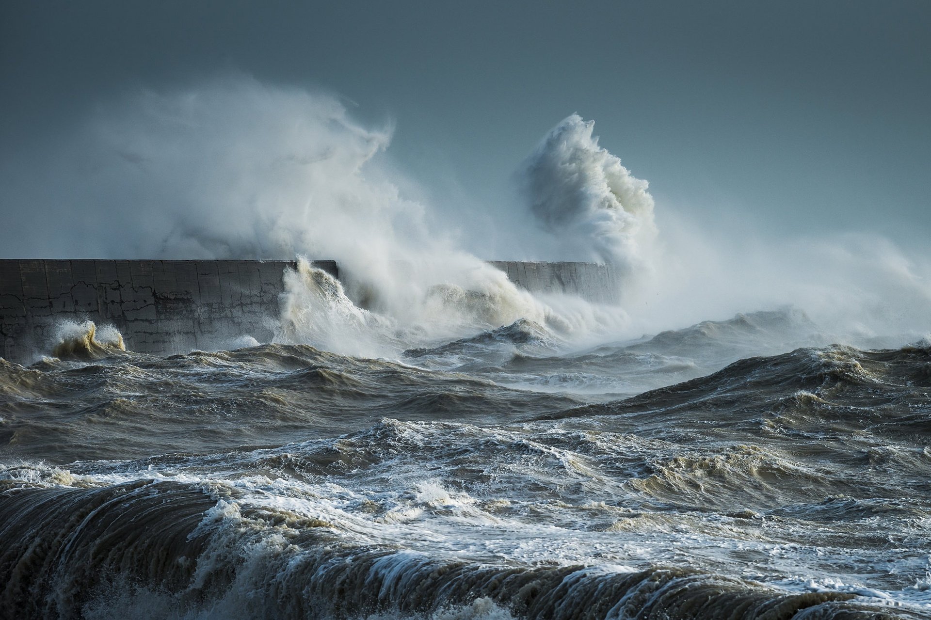 Корабли и огромные волны. Каспийское море шторм. Тихий океан волны ЦУНАМИ. ЦУНАМИ Итуруп. Тихий океан Торнадо ЦУНАМИ.
