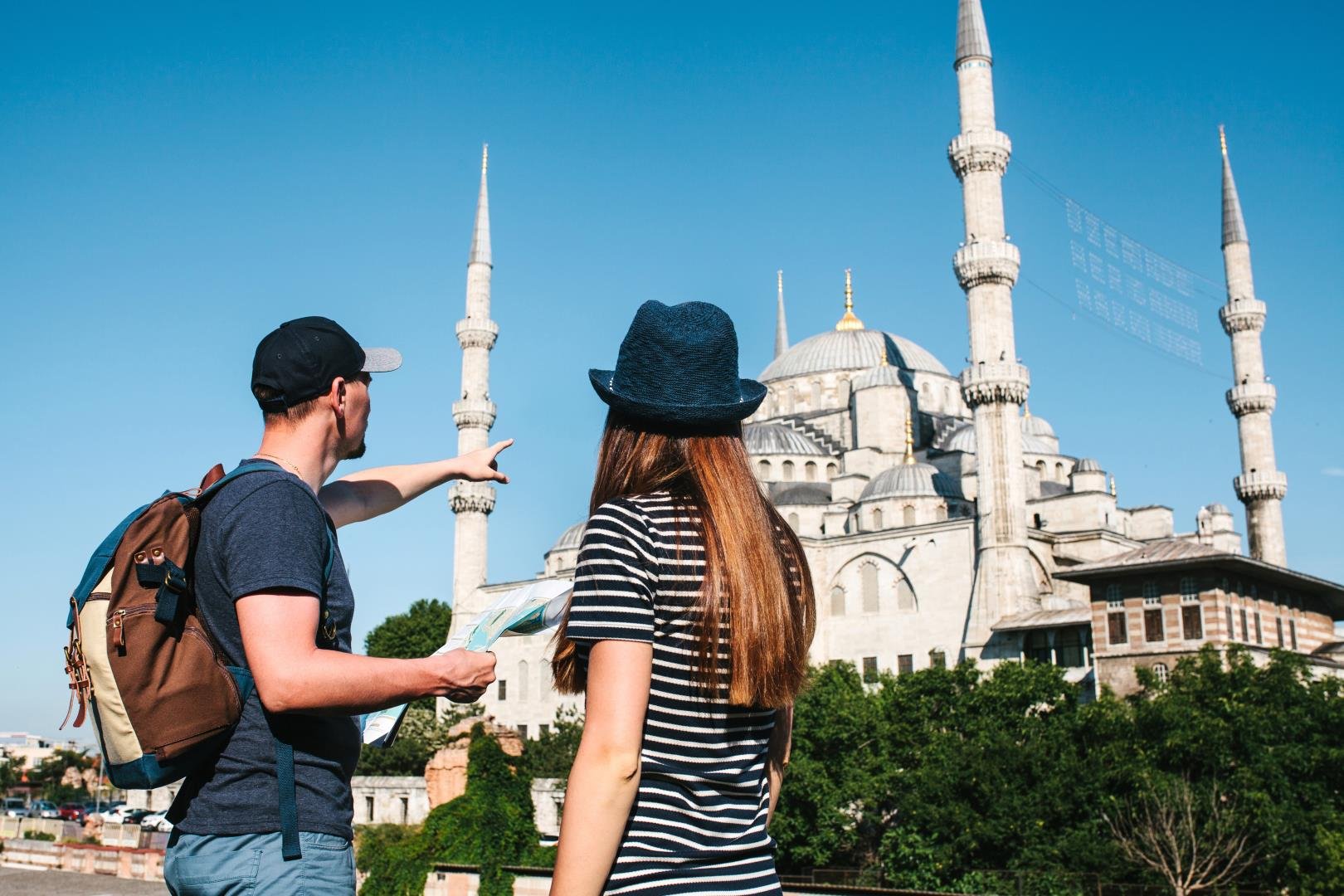 Когда выйдет один день в стамбуле прокат. Туристы в Турции. Стамбул туристы. Культурный туризм Турции. Стамбул для туристов экскурсии.