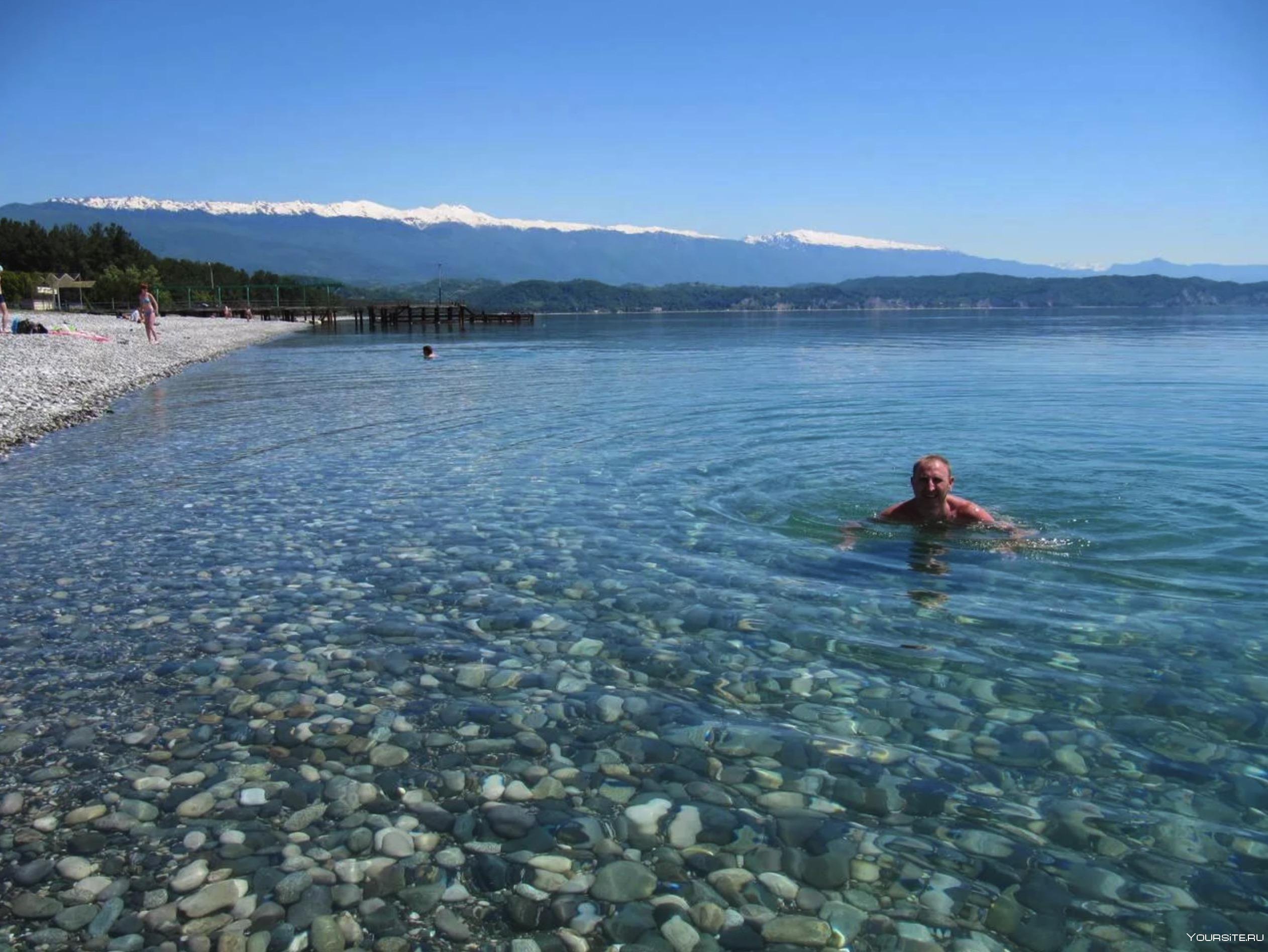 Когда лучше отдыхать в абхазии. Гагра Абхазия 2022. Сочи пляж Гагра. Курорты в Пицунде у моря. Пицунда озеро.