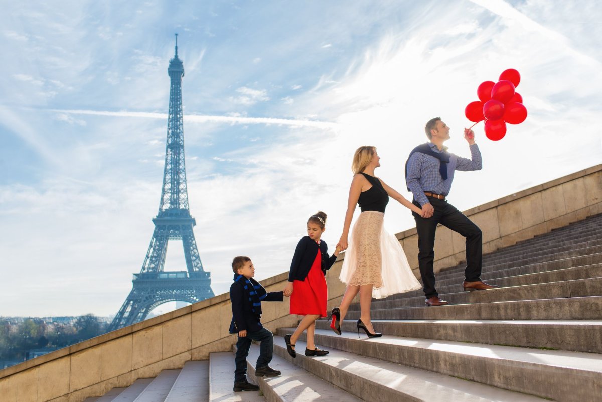 Семья во Франции. Семья в Париже. Дети на фоне Эйфелевой башни. Путешествие во Францию. France travel