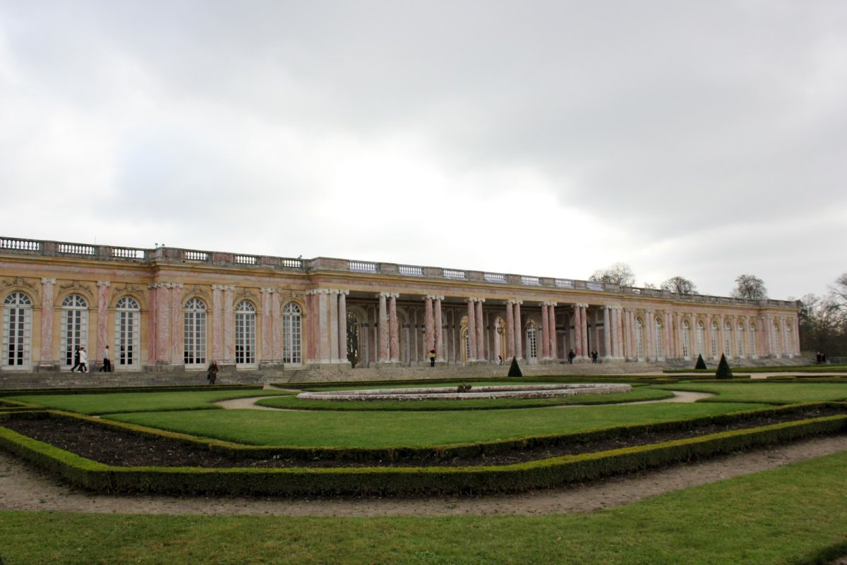 Трианон версаль. Большой Трианон в Версале. Малый Трианон в Версале. Большой Трианон сады и парк Версаля. Большой Трианон Версаль внутри.