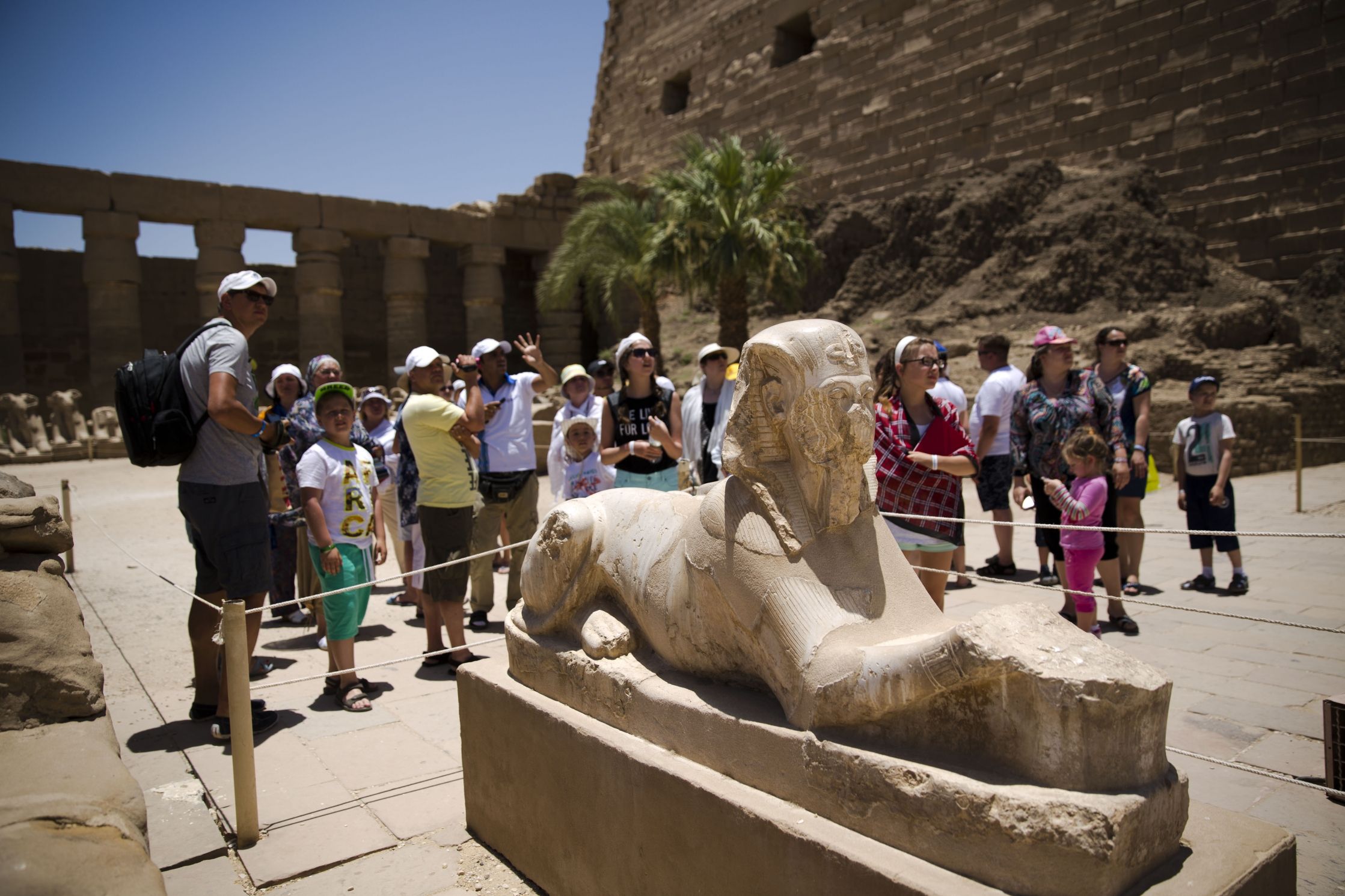 Новости египта для туристов на сегодня. Люксор экскурсия в Египте. Учитель с детьми в Египте на экскурсии.