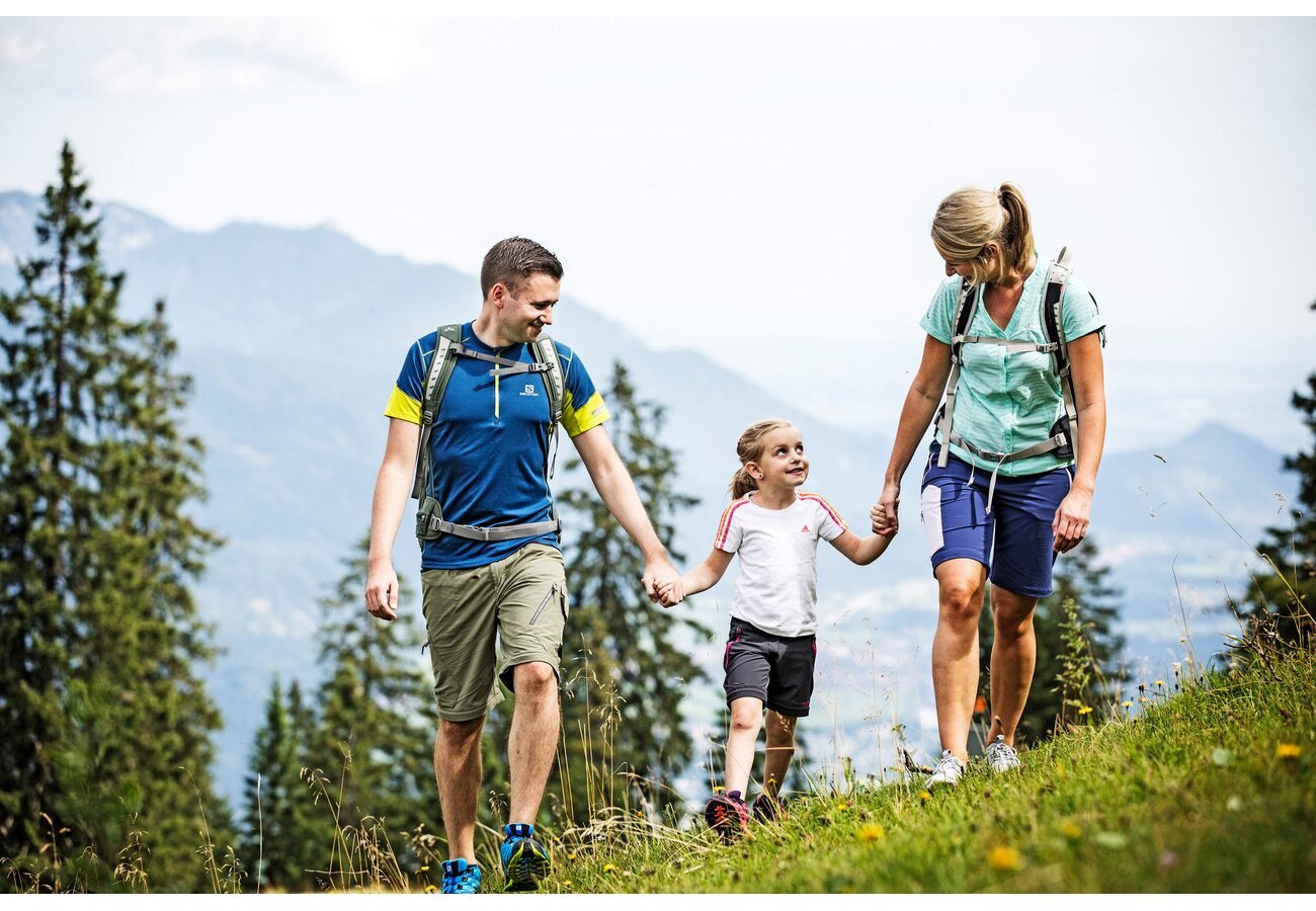 Tourism activity. Hiking Holiday для детей. Экотуризм отдых с семьей в горах. Рекреативно-оздоровительная функция. Развлекательно-рекреативными возможностями.