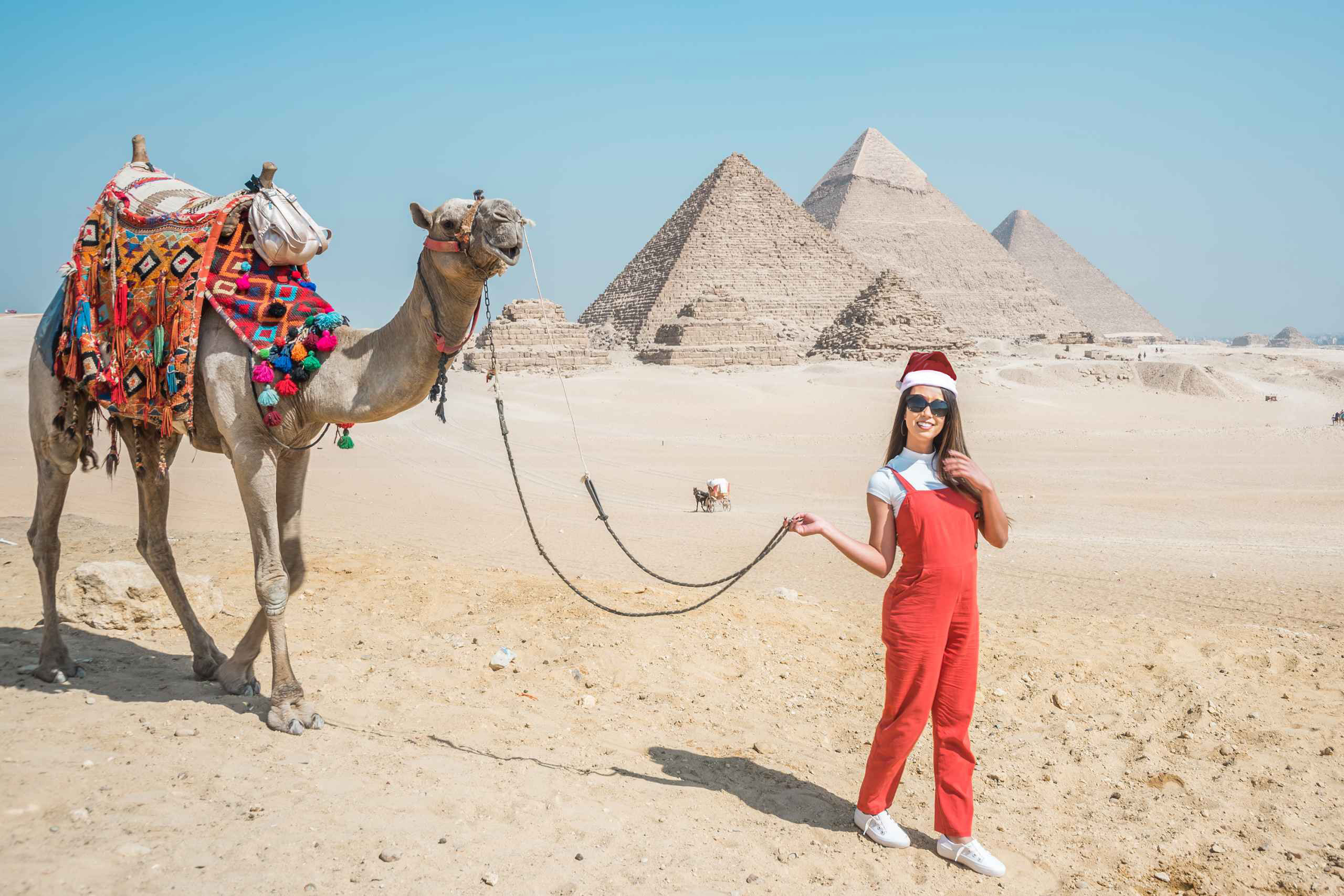 Египет в 2024 безопасно ли. Фотосессия в Египте. Верблюды в Египте. Одежда для поездки на пирамиды. Экскурсии в Шарм-Эль-Шейх в пустыни.