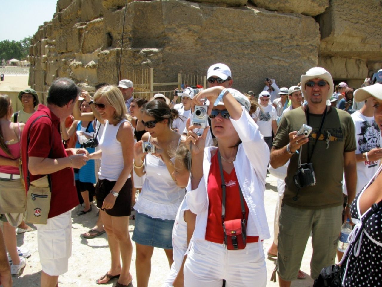 Сколько брать с собой в египет. Туристы в Египте. Одежда египетских туристов. Египет туризм. Туристы в Турции.