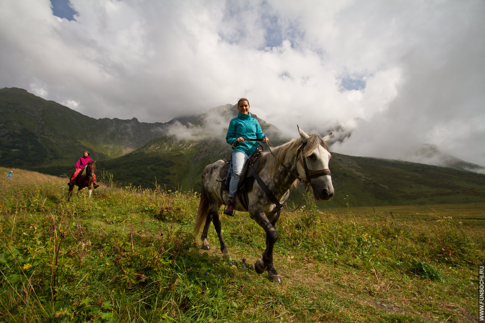 Конные прогулки дон. Конные прогулки Адыгея. Конный туризм Адыгея. Прогулка на лошадях в горах.