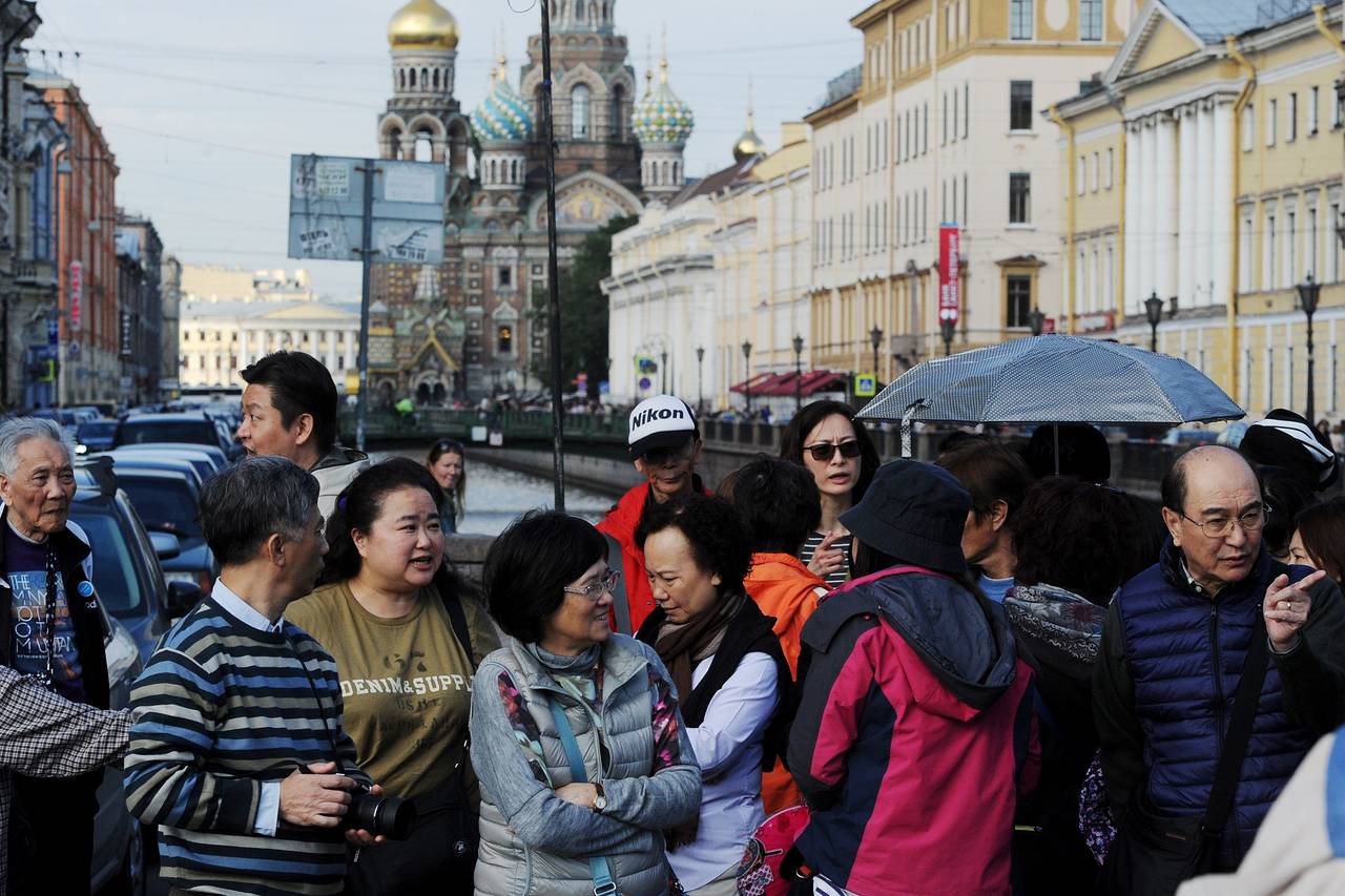 В спб можно обратившись в. Китайские туристы. Китайцы в Санкт-Петербурге. Туристы в Петербурге. Китайцы в СПБ.