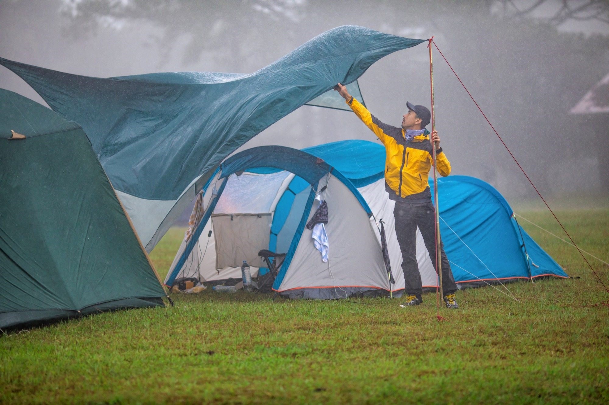 Stay in a camp. Палатка. Поход с палатками. Палаточный туризм. Палатка турист.