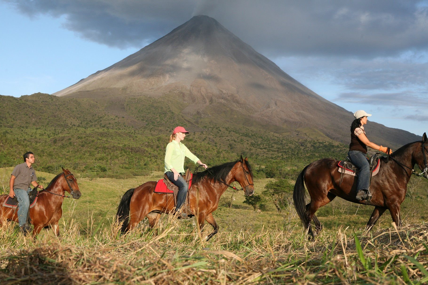 Конные прогулки дон. Килларни Ирландия конные прогулки. Конный туризм в Исландии. Катание на лошадях в пустыне. Прогулка на лошадях США.