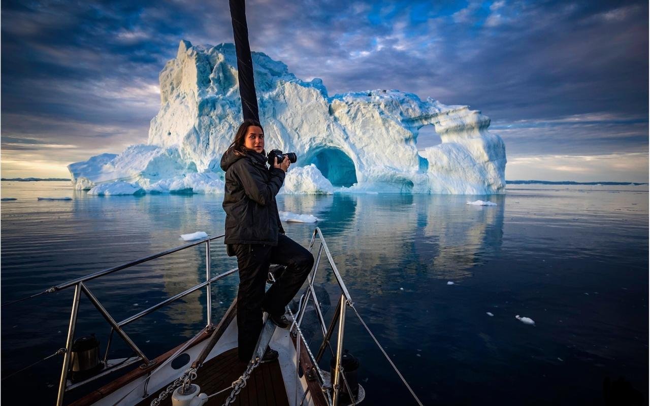 Iceberg extreme. Корабль во льдах Антарктиды. Путешествие в Антарктиду. Человек Айсберг. Антарктида туризм.