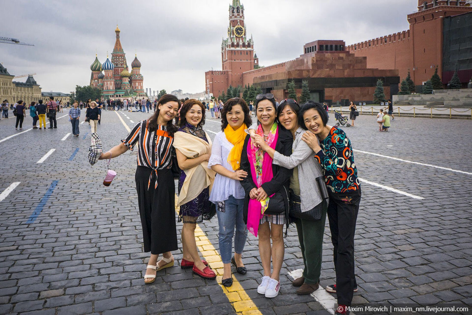 Можно ехать в китай. Туристы из Китая в Москве. Джеки Чан на красной площади. Иностранные туристы в Москве. Туристы на красной площади.