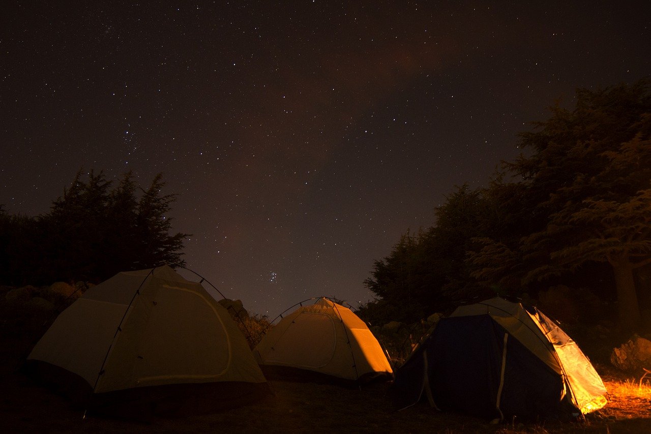 Night camp. Ночной кемпинг. Поход ночью. Кемпинг ночью. Палатка костер.