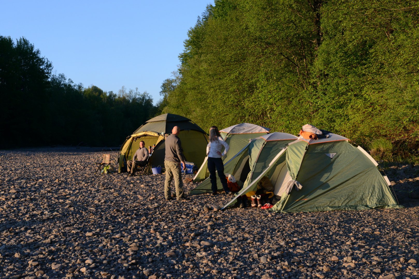 Два туриста вышли с базы. Одежда и палатка в лесу. Палаточный лагерь на Дальнем востоке. Приморский край с палаткой. Красноярский край палатки.