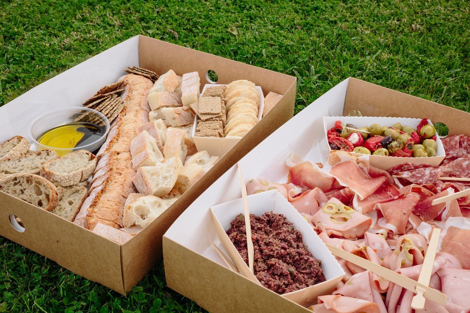 Доставка пикника. Еда на пикник. Блюда для пикника. Продукты на пикник. Перекус на пикник.